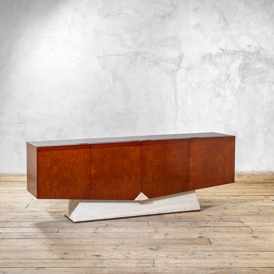 Der 1904 geborene italienische Designer Romeo Rega ist einer von mehreren Designern der 1970er Jahre, die mit einer Kombination aus Modernismus und Glamour in ihren Möbelkreationen in Verbindung gebracht werden.
Die Möbel der Rega zeichnen sich