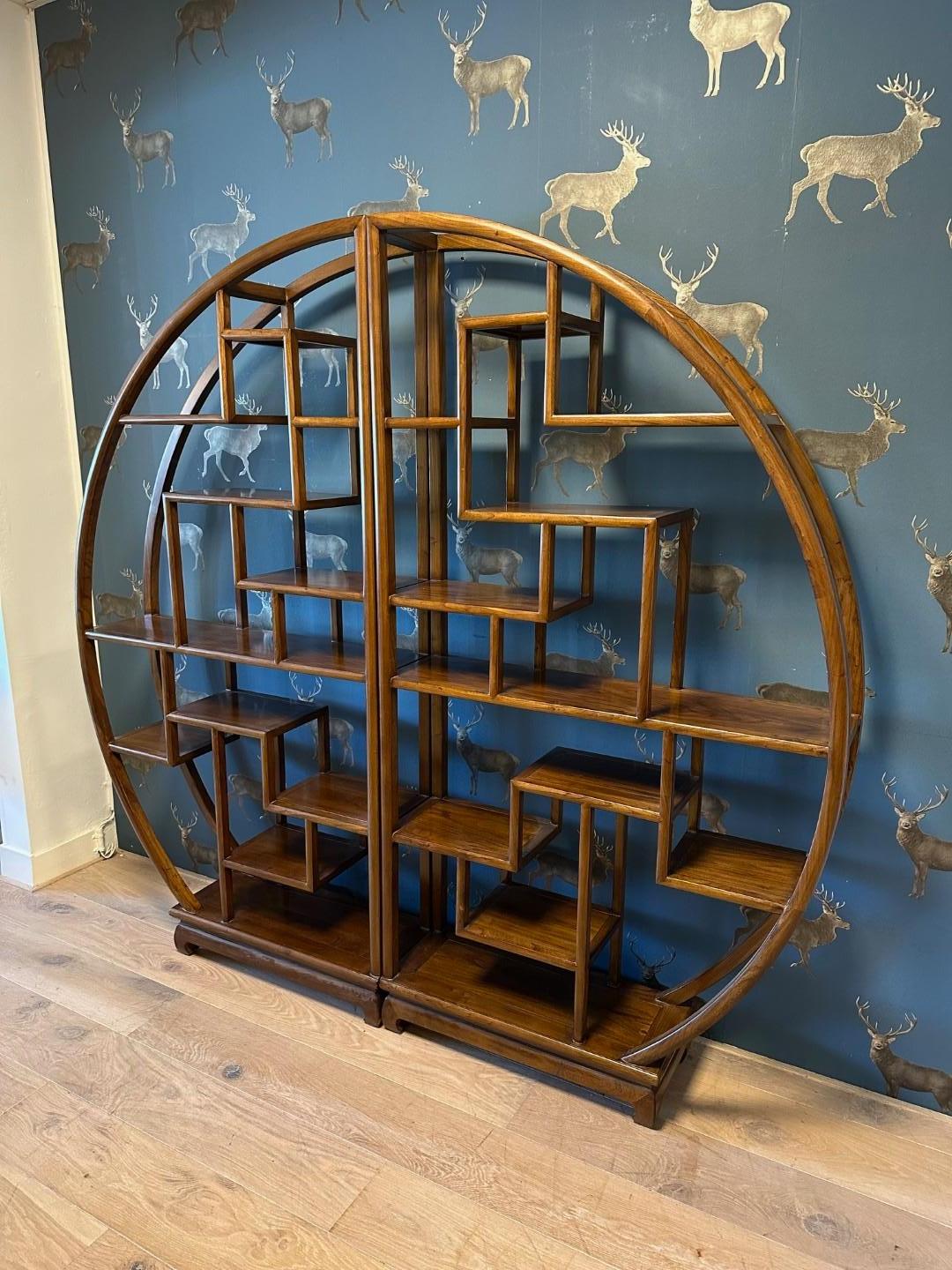 Bellissimo divisorio in teak massiccio. Può essere utilizzato per vari scopi. Si compone di due parti. In perfette condizioni e di ottima qualità.
Origine: Asia
Periodo: 20° secolo
Dimensioni 195cm x 27cm x h.185cm