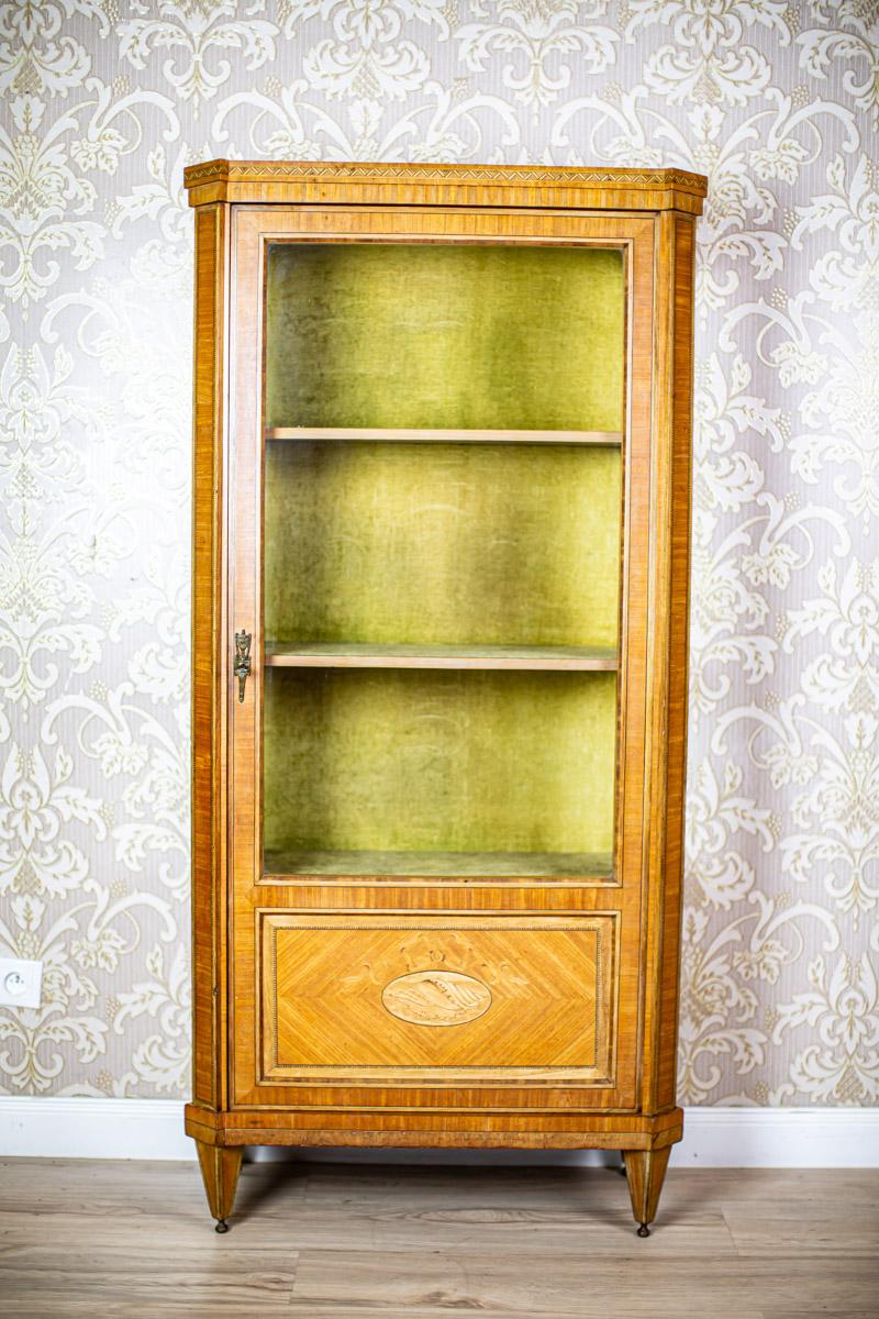 We present you this one-leaf piece of furniture which is glazed on three sides at three-quarters of its height.
The display cabinet is from first quarter of the 20th century.
The main body has cut corners and is supported on grand legs in the