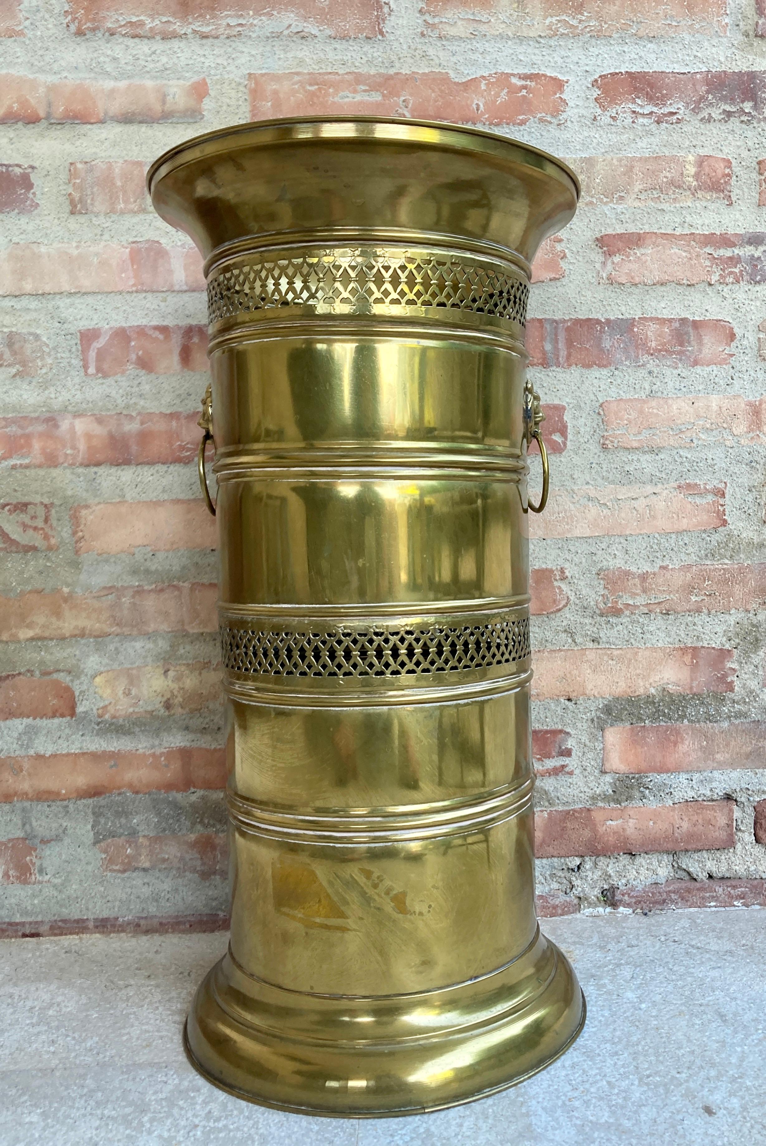 Fine umbrella holder in brass. 
France, circa 1920. 
Perfect to put in our entrance hall.

Condition report:

Good — This vintage item remains fully functional, but it shows sign of age through scuffs, dings, faded finishes, minimal upholstery