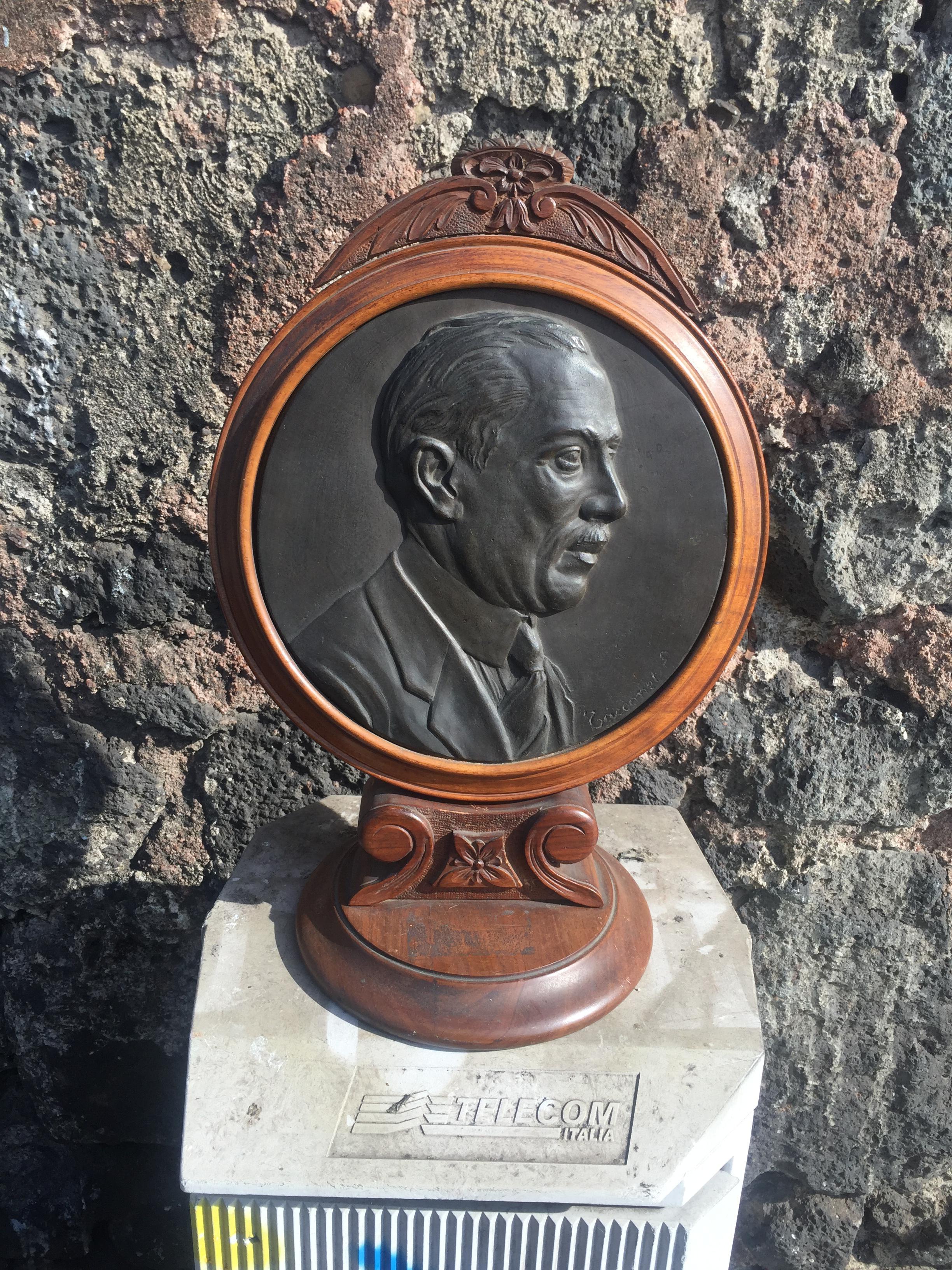 20th Century Round Bronze Plaque Depicting a Male Profile on Wooden Stand For Sale 5