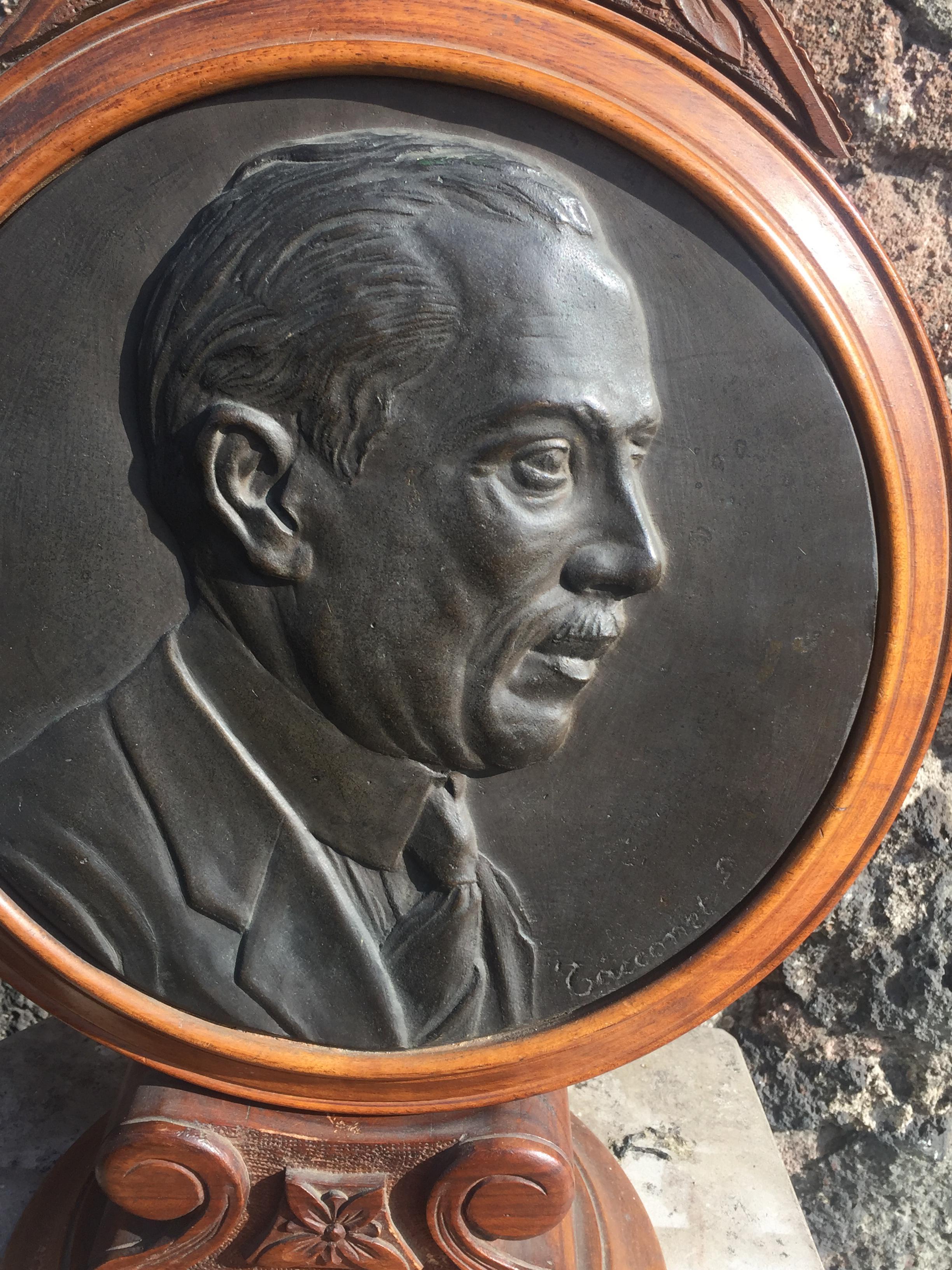Round Bronze Plaque Depicting A Male Profile On A Wooden Support From The 1900s. Particular and signed object. Not easy to find, as it was commissioned by the portrait subject.