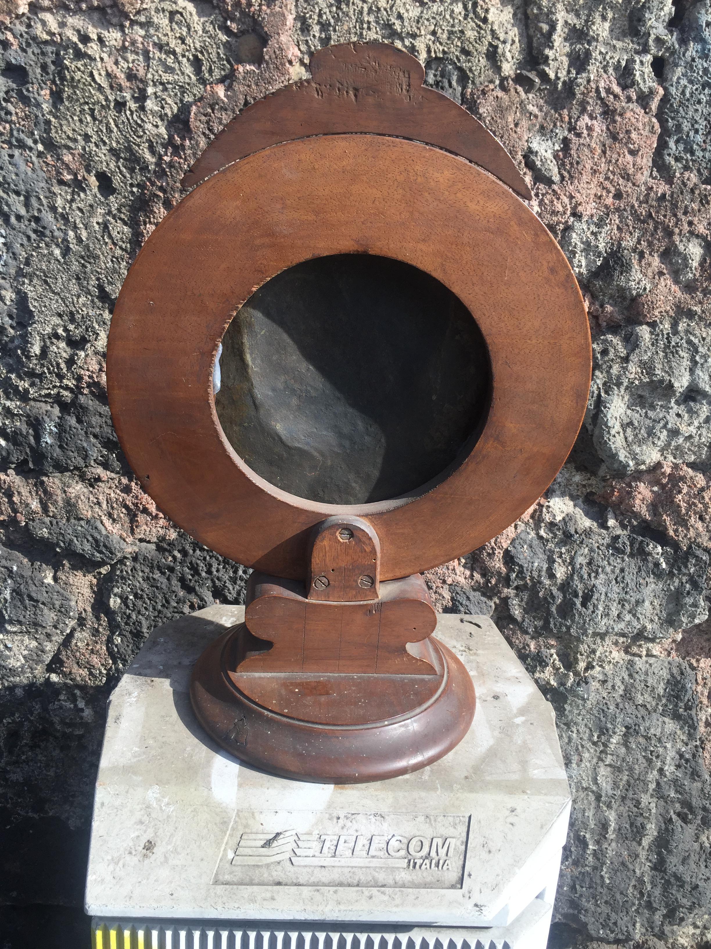20th Century Round Bronze Plaque Depicting a Male Profile on Wooden Stand In Good Condition For Sale In Catania, Sicilia