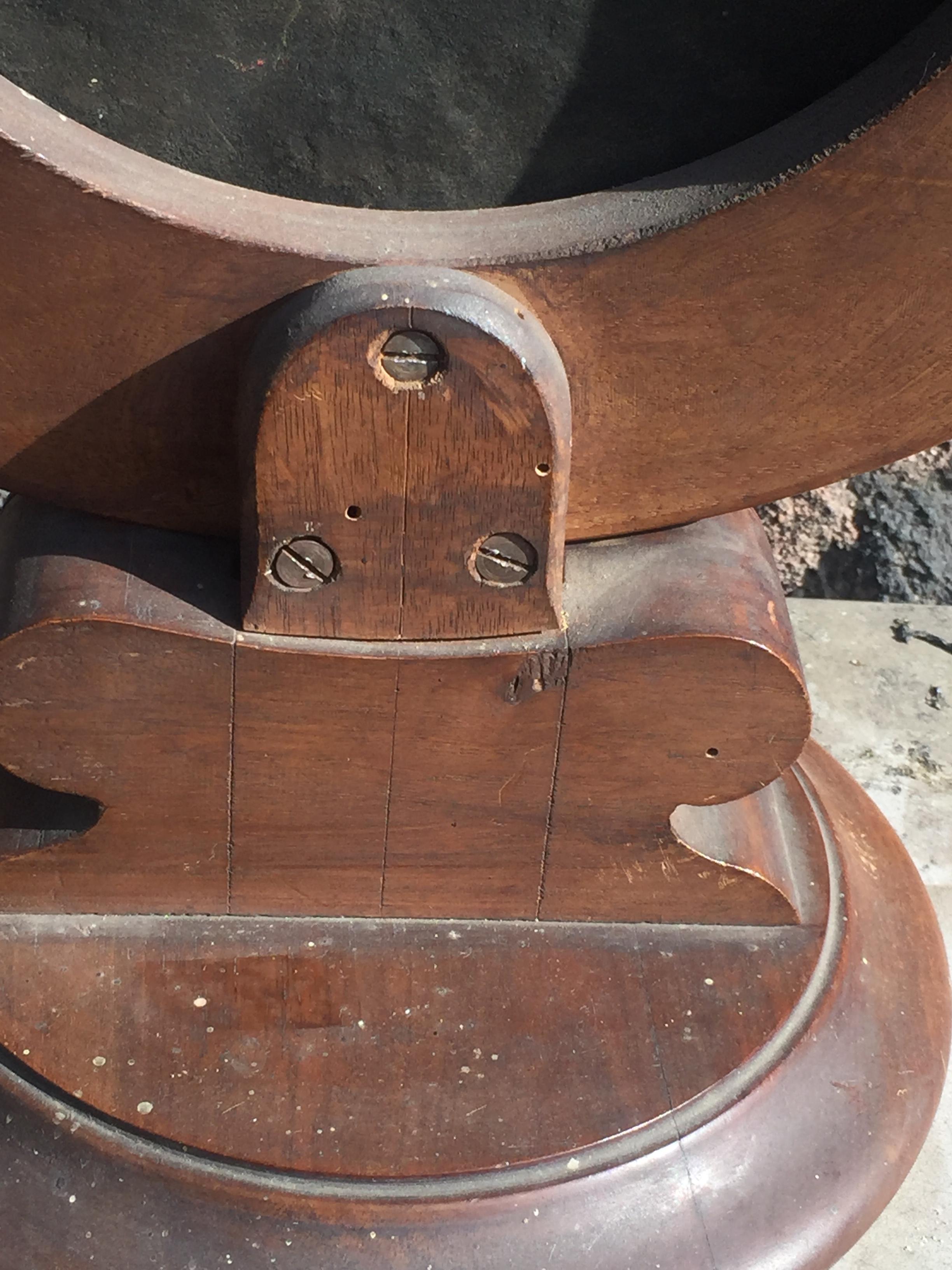 Bronzo Targa rotonda in bronzo del XX secolo raffigurante un profilo maschile su un supporto di legno in vendita