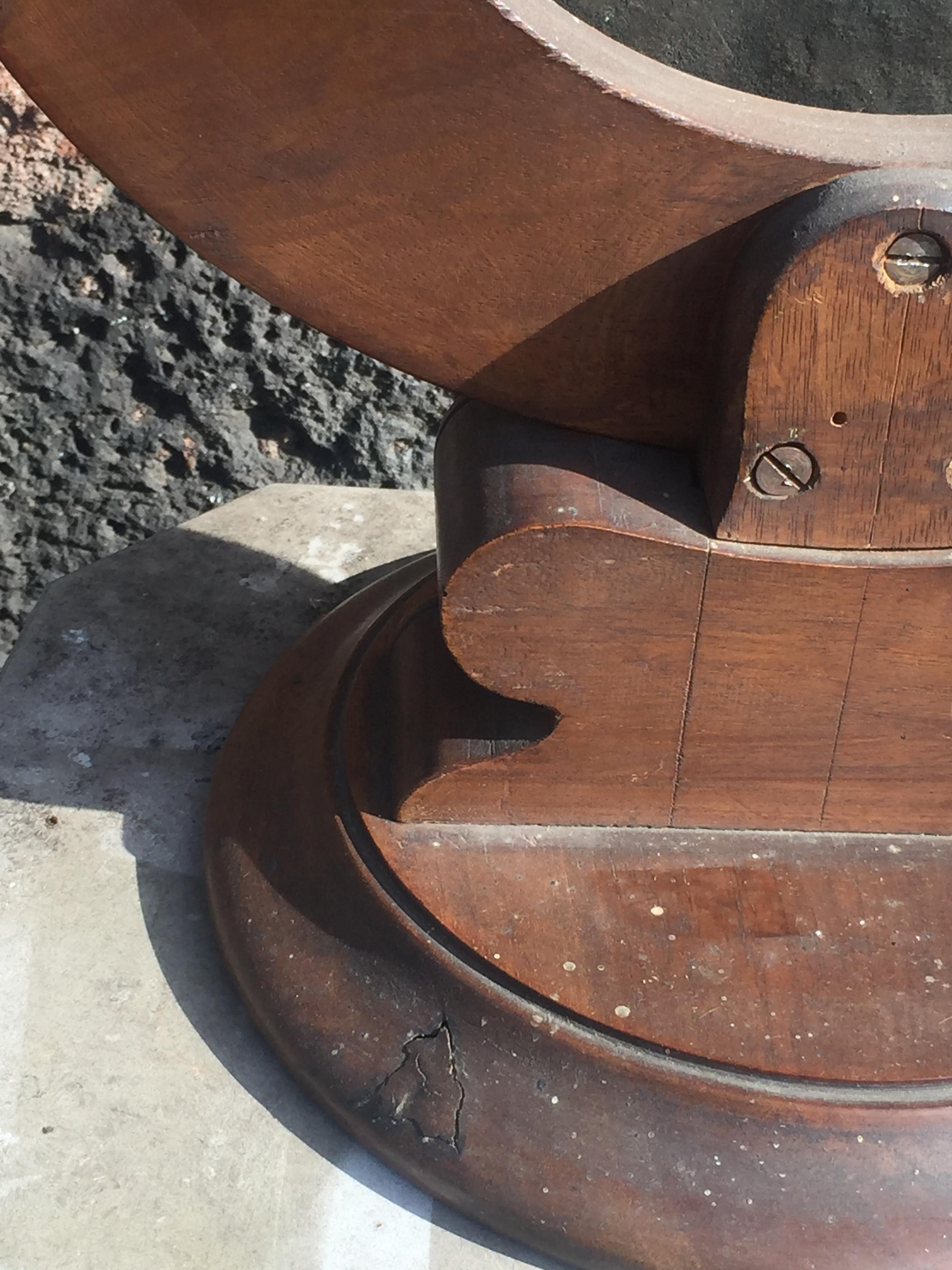 20th Century Round Bronze Plaque Depicting a Male Profile on Wooden Stand For Sale 2