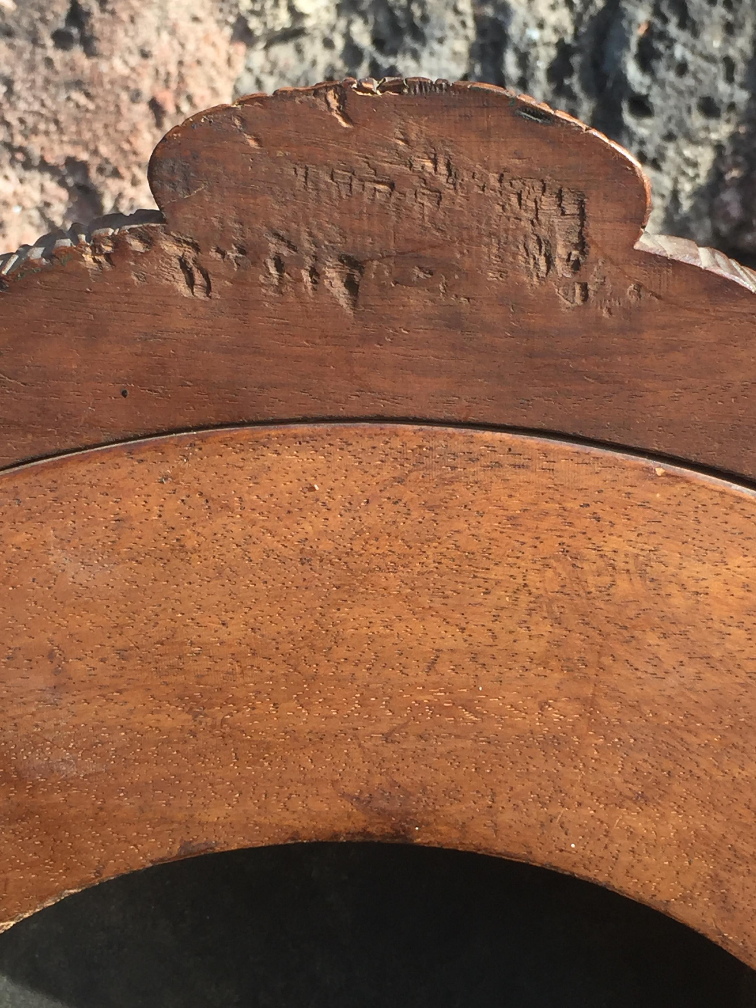 Targa rotonda in bronzo del XX secolo raffigurante un profilo maschile su un supporto di legno in vendita 2
