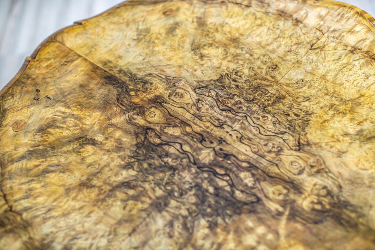Runder Couchtisch aus Nussbaumholz des 20. Jahrhunderts im Chippendale-Stil mit furnierter Platte im Zustand „Gut“ im Angebot in Opole, PL