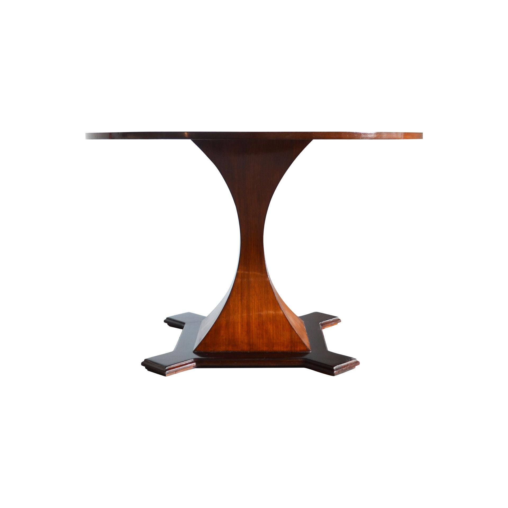 Dining table with round top entirely in wood from 1950s in the style of Carlo de Carli. Very good condition.