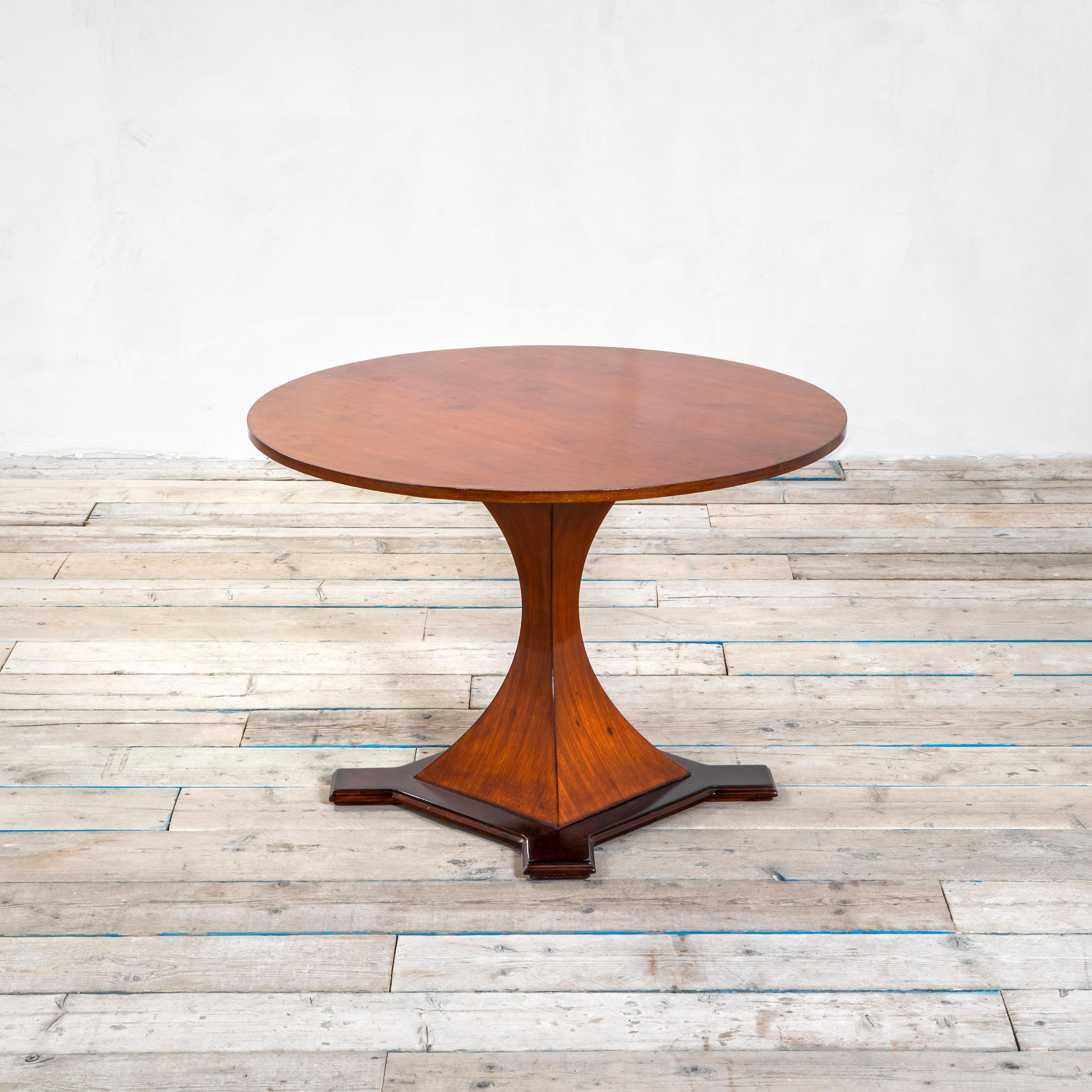 Dining table with round top entirely in wood from 1950s in the style of Carlo de Carli. Very good condition. Perfect for dining room or even for a studio, as table for meeting. 
Ready to be shipped, the table can be dismantled in circular top and