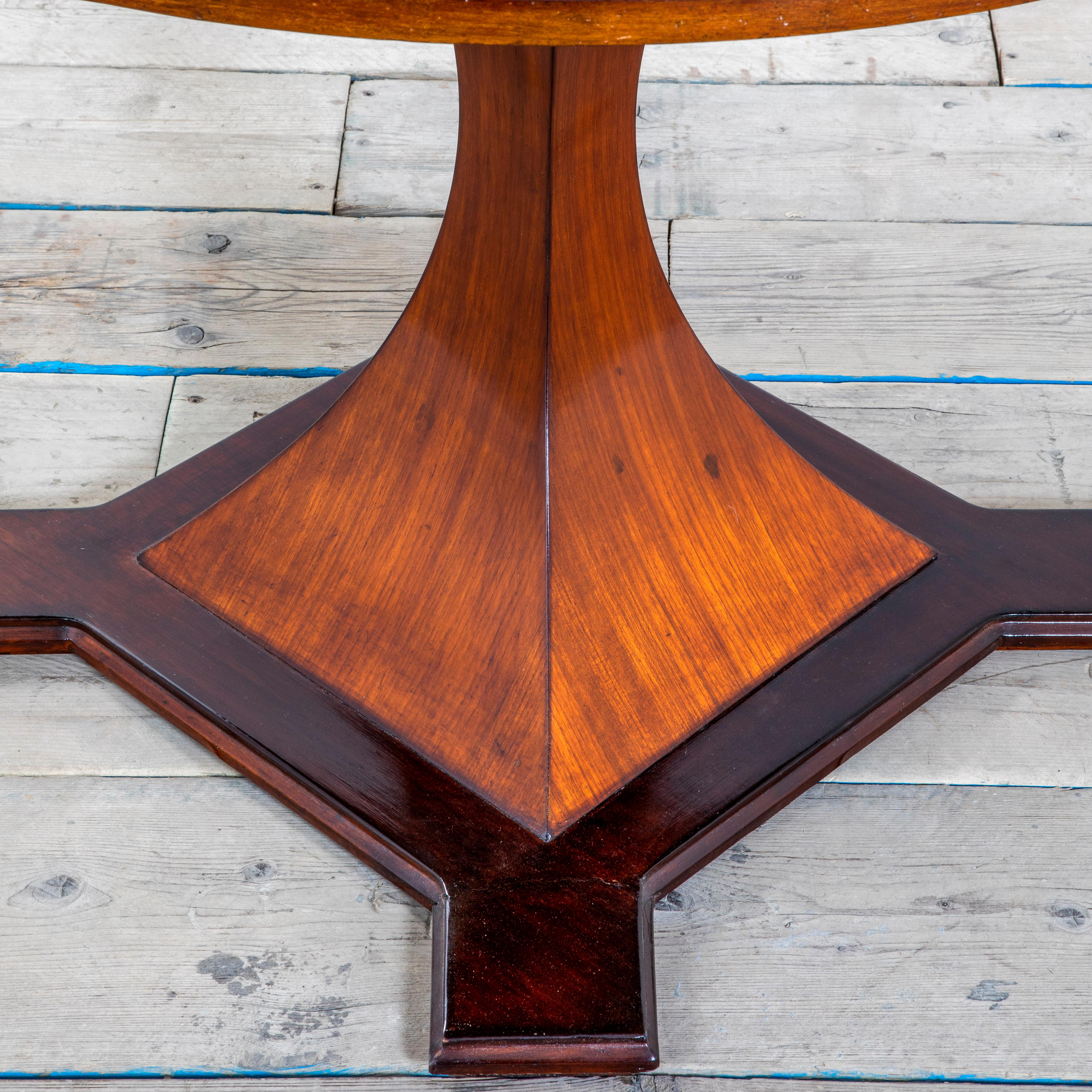 20th Century Round Dining Table in the Style of Carlo de Carli in Wood In Good Condition In Turin, Turin