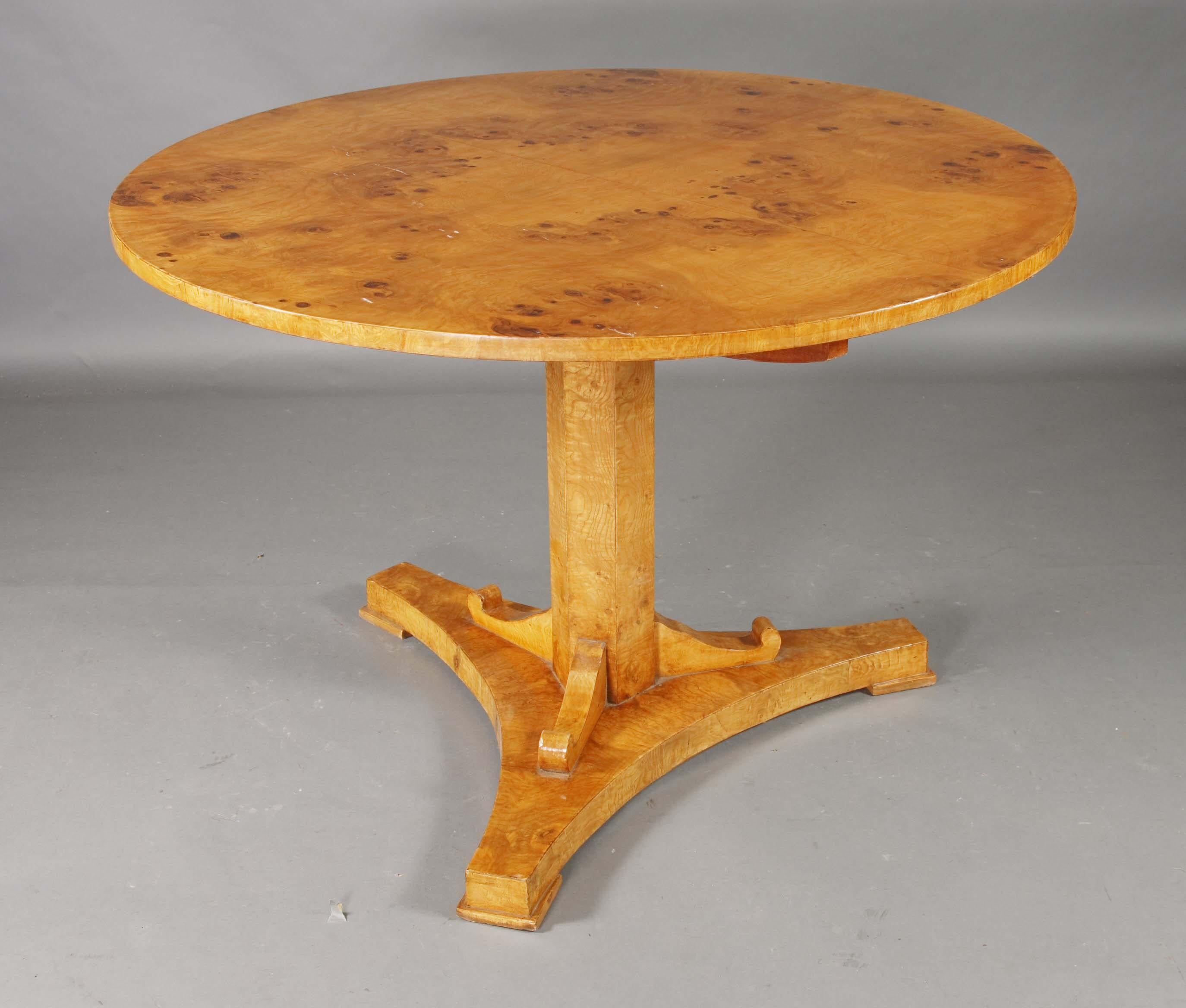 Runder klappbarer Tisch des 20. Jahrhunderts im Biedermeier-Stil, Ahornwurzelholz (Deutsch) im Angebot