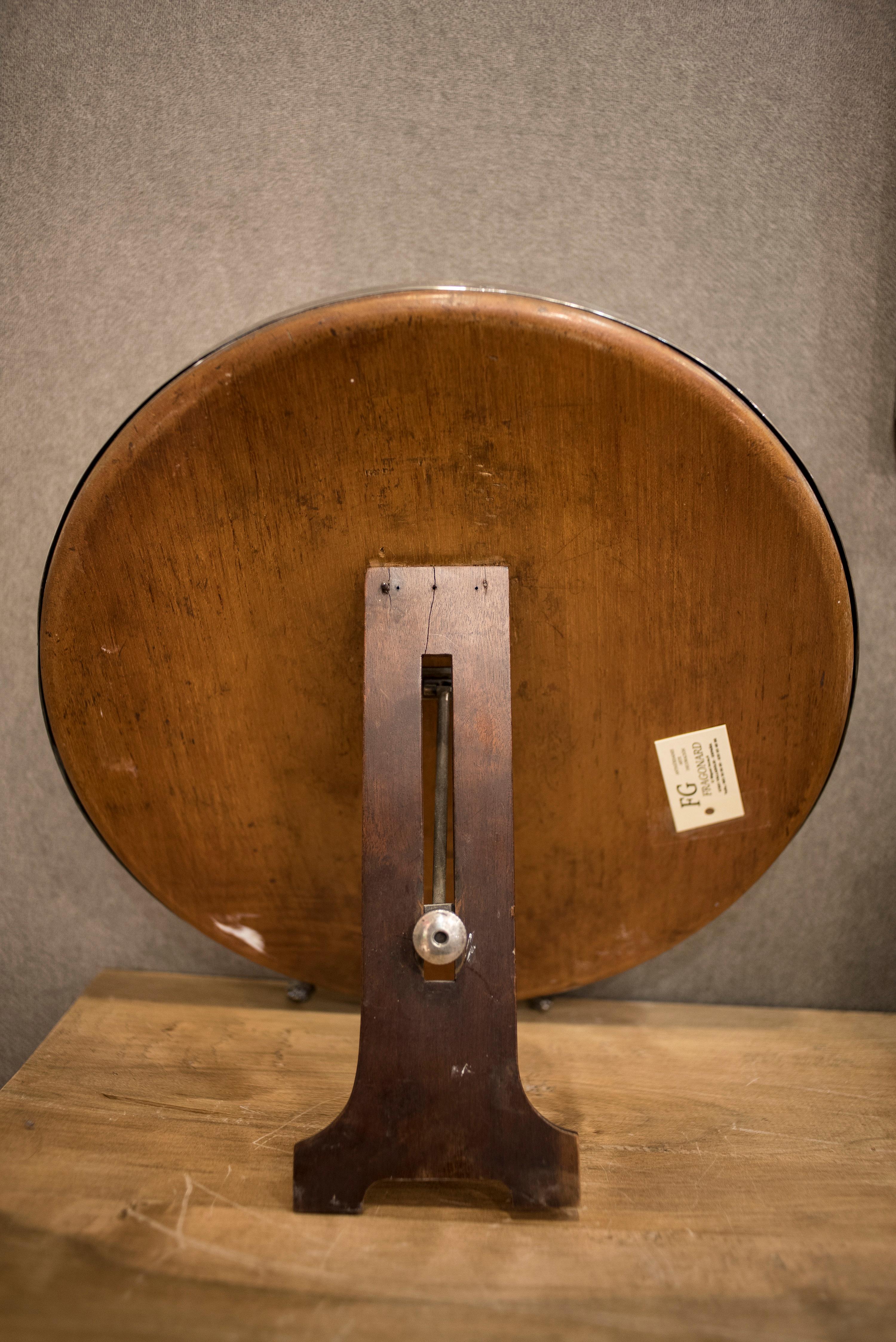 Français Miroir de table de coiffeuse anglais Art Nouveau rond et argenté, pieds, années 1930-1940 en vente