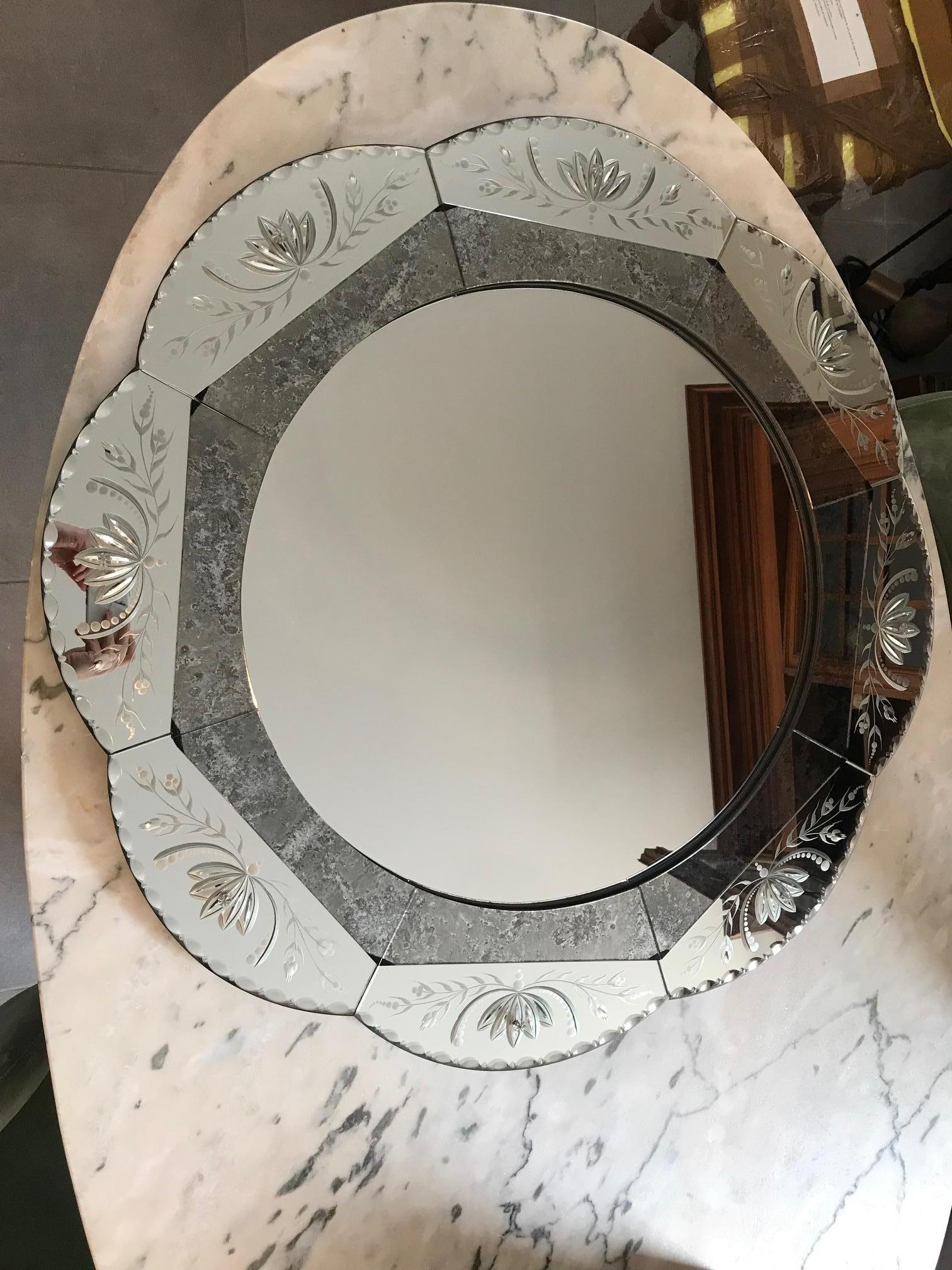 Beautiful 20th century round venitian mirror from the 1950s. 
Very nice engraved flowers work. 
Good quality and perfect condition.