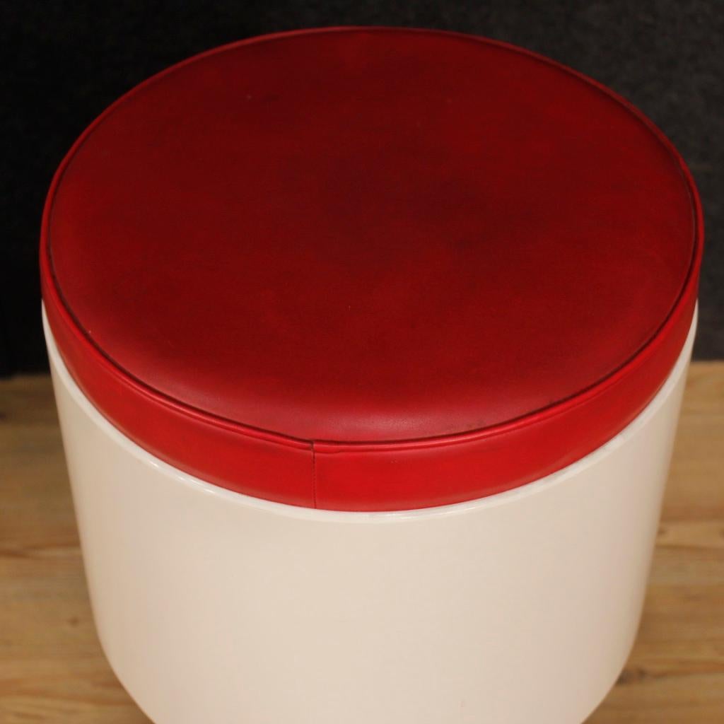 20th Century Round White and Red Resine Italian Joe Colombo Style Pair of Stools In Good Condition In Vicoforte, Piedmont