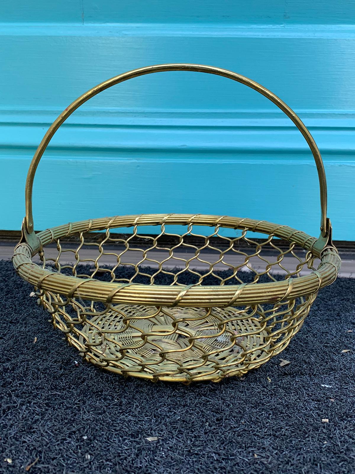 20th century round woven basket with handle
Measures: 8.25