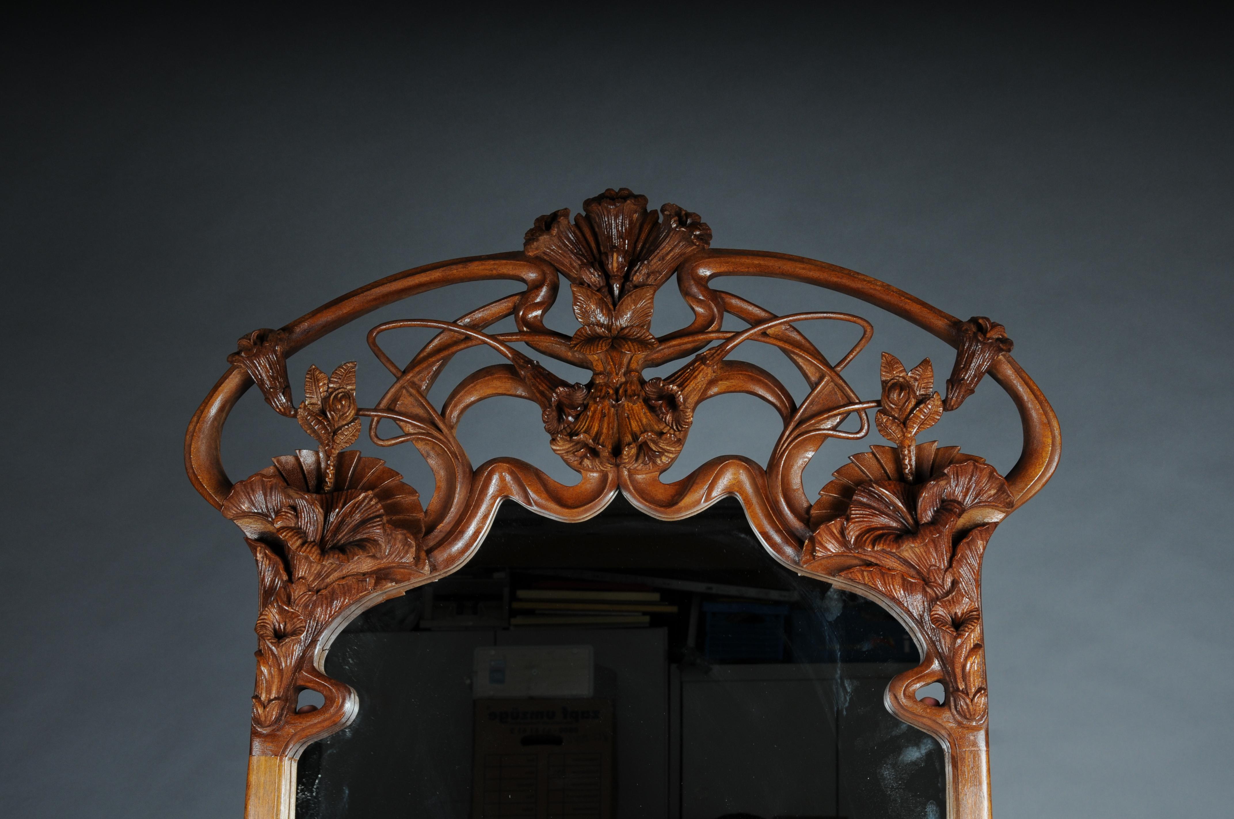 20th Century Royal French Art Noveau Wall Mirror

Solid wood, finely carved and dark stained.
Branch-shaped frame. Mirror crowned with floral foliage. Very ornate and ornate.

Very decorative and elegant. A real eye-catcher in every home.