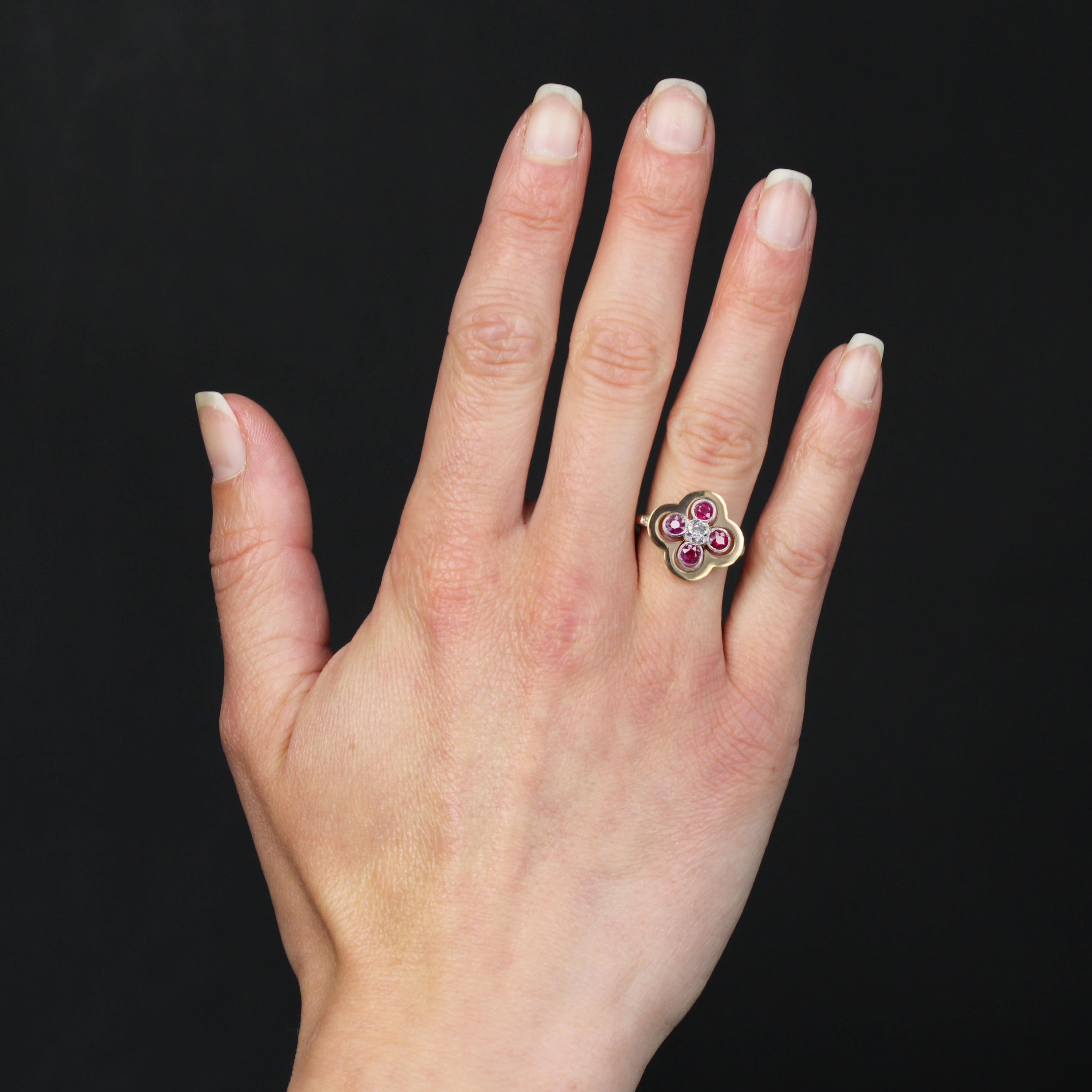 Ring in 18 karat yellow gold and platinum.
An original and elegant antique ring in the shape of a 4-leaf clover, with a cushion-cut diamond in the center. Each petal of the clover is adorned with a round ruby in a chased closed setting, all set