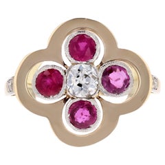 Kleeblattring aus 18 Karat Gelbgold und Platin mit Rubinen und Diamanten des 20. Jahrhunderts
