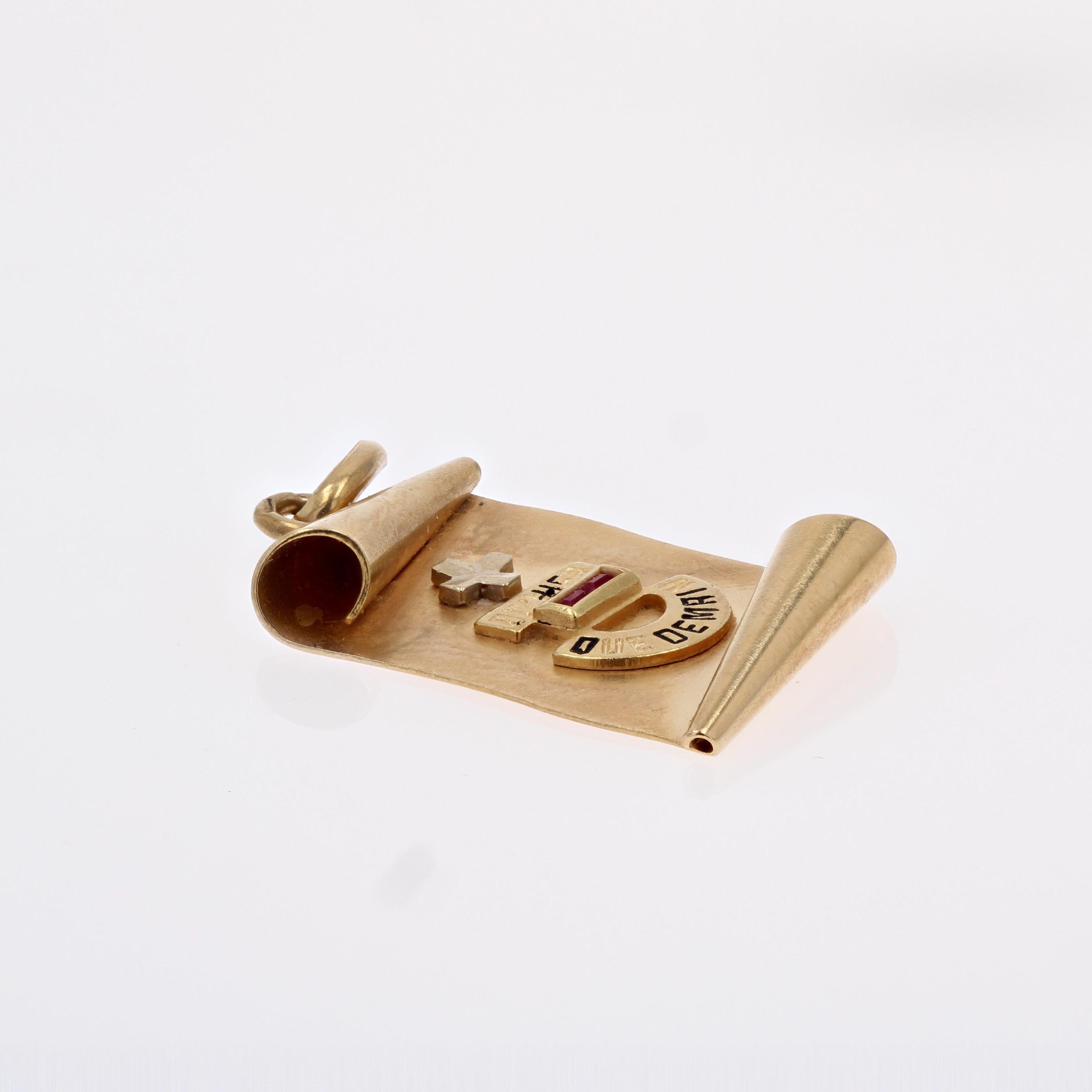 Rubin aus 18 Karat Gelbgold des 20. Jahrhunderts  Augis Love Pergament-Medaille-Anhänger (Retro) im Angebot