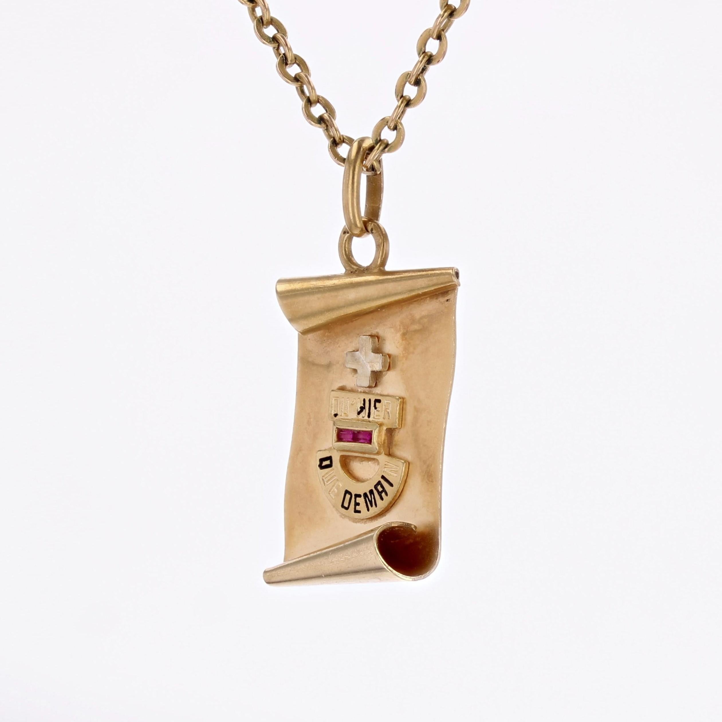 Rubin aus 18 Karat Gelbgold des 20. Jahrhunderts  Augis Love Pergament-Medaille-Anhänger Damen im Angebot