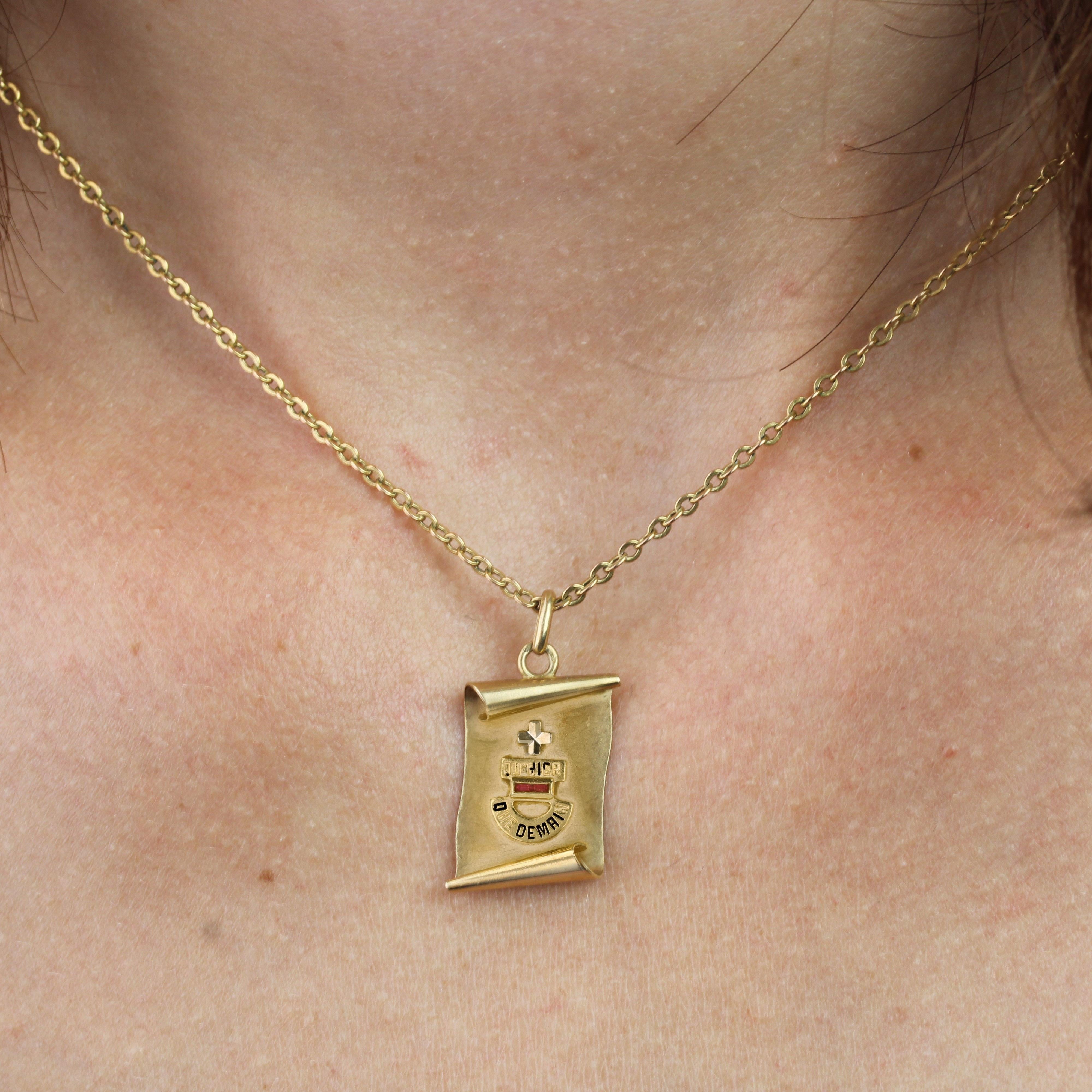 Rubin aus 18 Karat Gelbgold des 20. Jahrhunderts  Augis Love Pergament-Medaille-Anhänger im Angebot 1