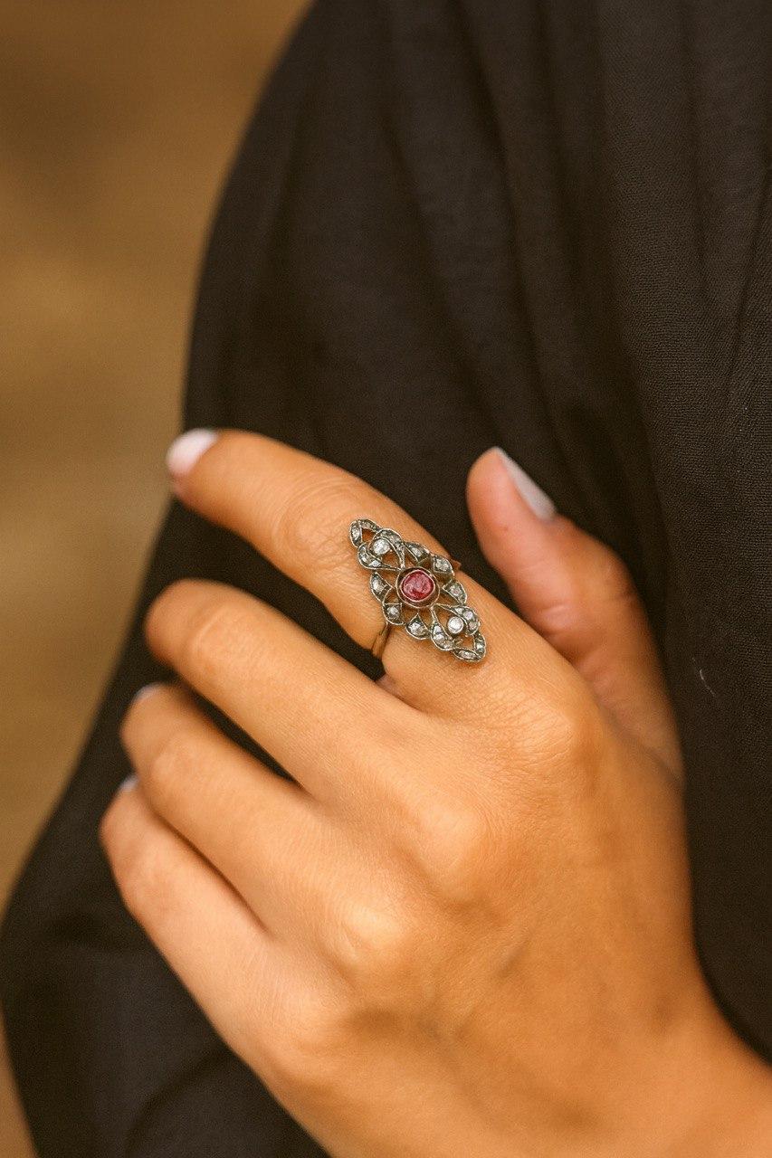 20th Century Ruby and Rose-Cut Diamond Feather Ring. In condizioni ottime in vendita a Firenze, FI