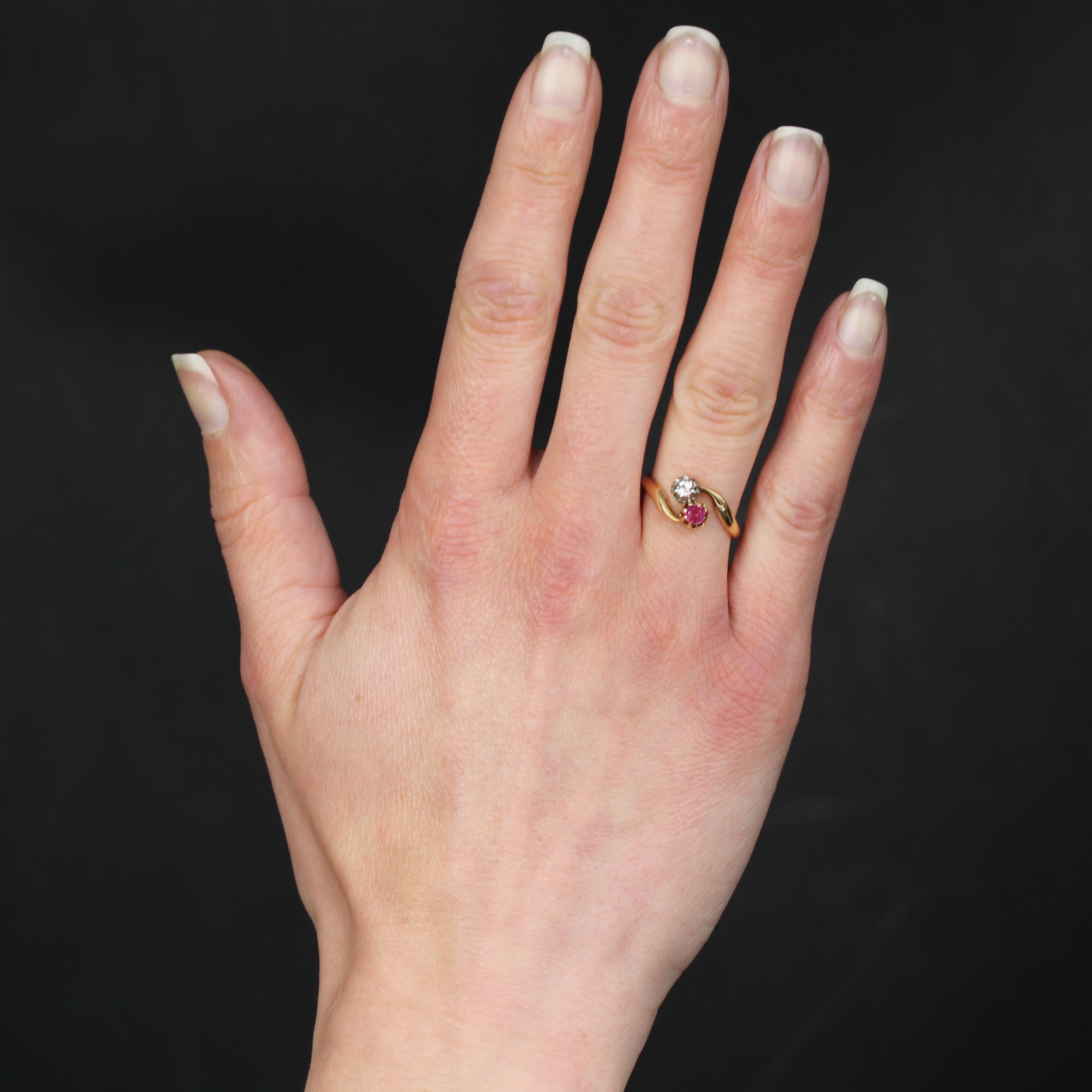 Ring in 18 karat yellow gold.
A delightful antique You and Me ring, set with a wave-shaped gold wire framing a brilliant-cut diamond and a claw-set ruby.
Total diamond weight : 0.12 carat approximately.
Total ruby weight : 0.14 carat
