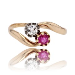Siglo XX Anillo Tú y Yo de oro amarillo de 18 quilates con diamantes y rubíes