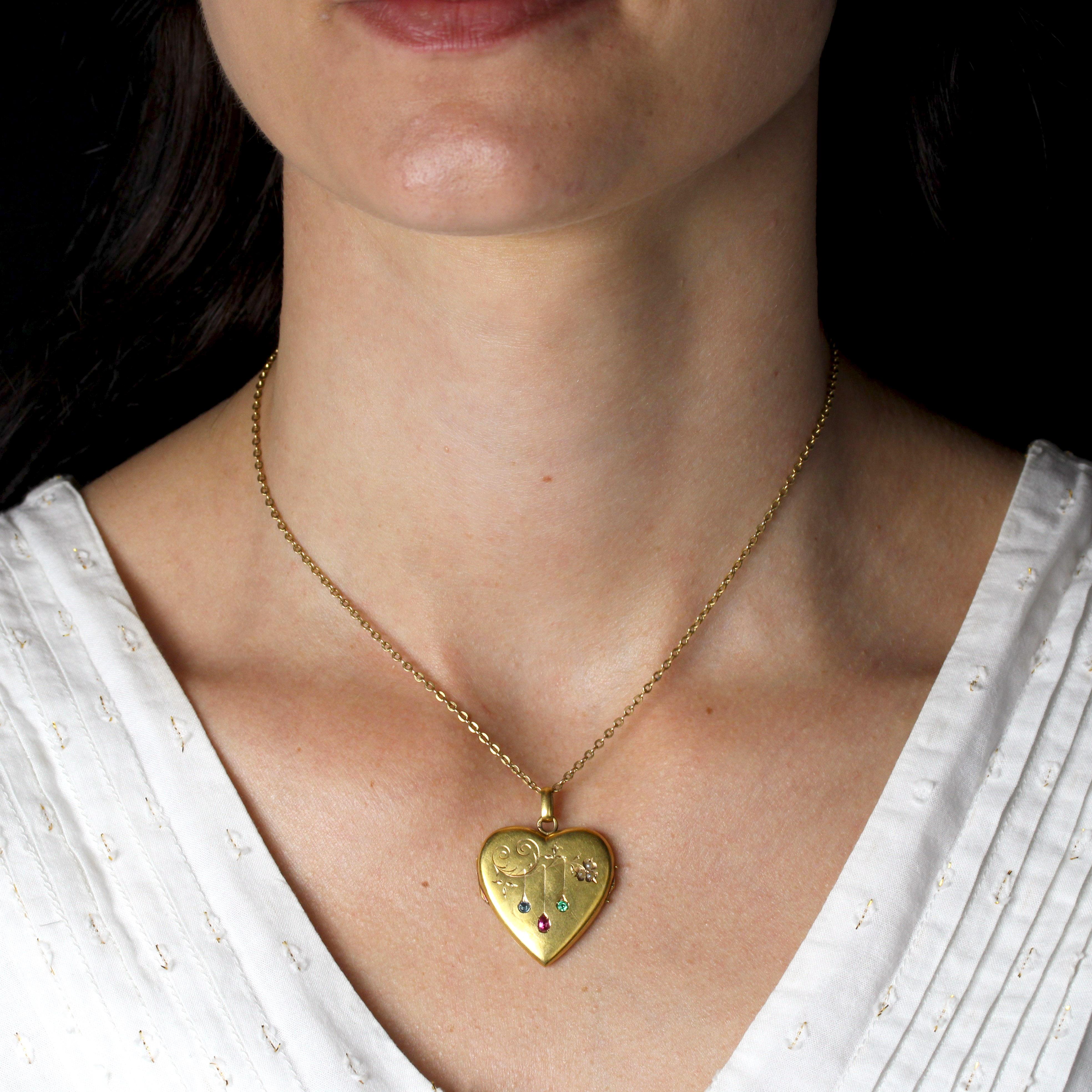 Pendentif en or jaune 18 carats, poinçon tête d'aigle.
En forme de cœur, ce pendentif en or jaune antique a été réalisé en or satiné. Il s'ouvre par une charnière sur le dessus et comporte 2 compartiments avec des cercles dorés pour accueillir des