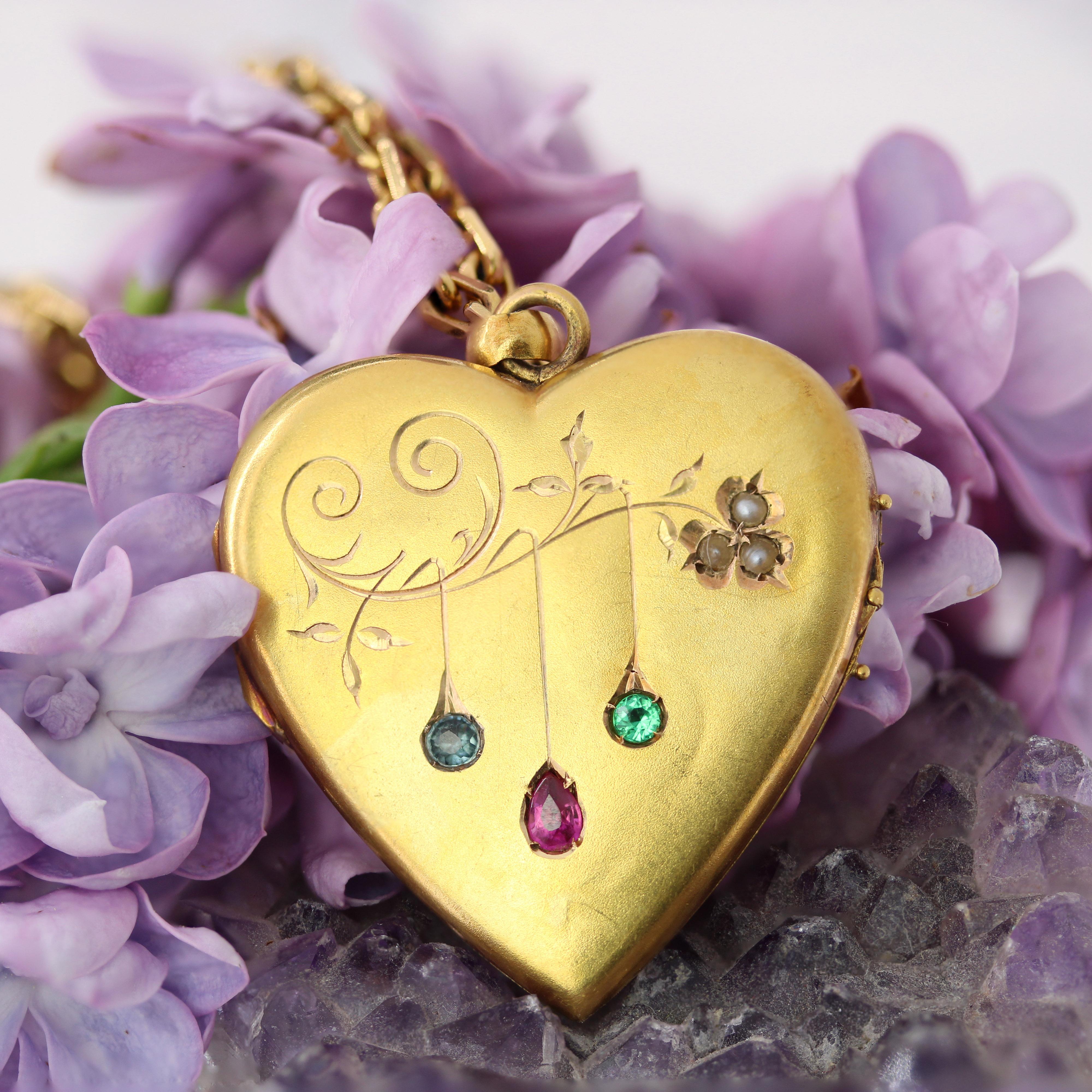 Belle Époque Pendentif coeur du 20ème siècle en or jaune 18K, rubis, émeraude, saphir et perle en vente