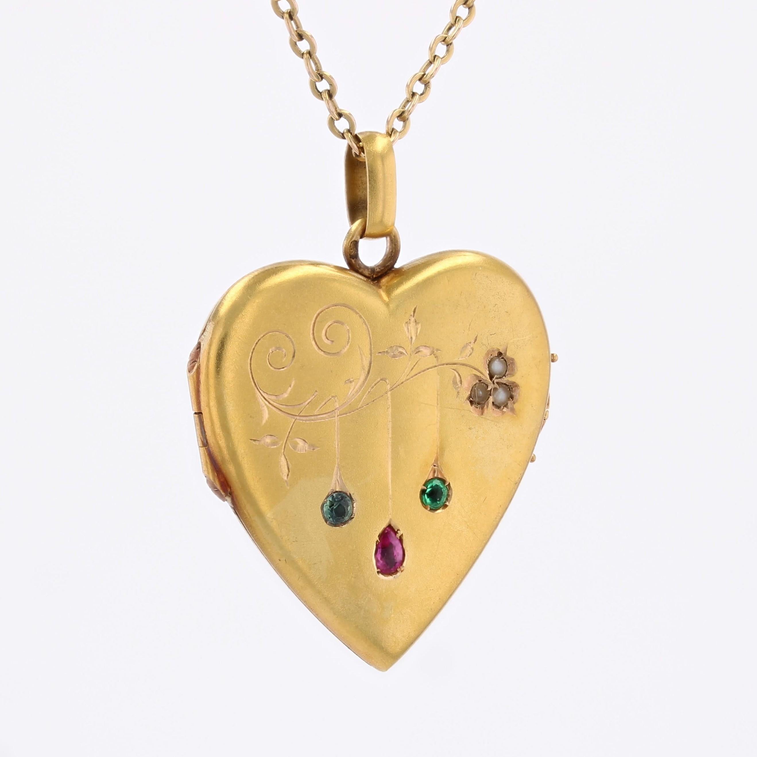 Taille ronde Pendentif coeur du 20ème siècle en or jaune 18K, rubis, émeraude, saphir et perle en vente