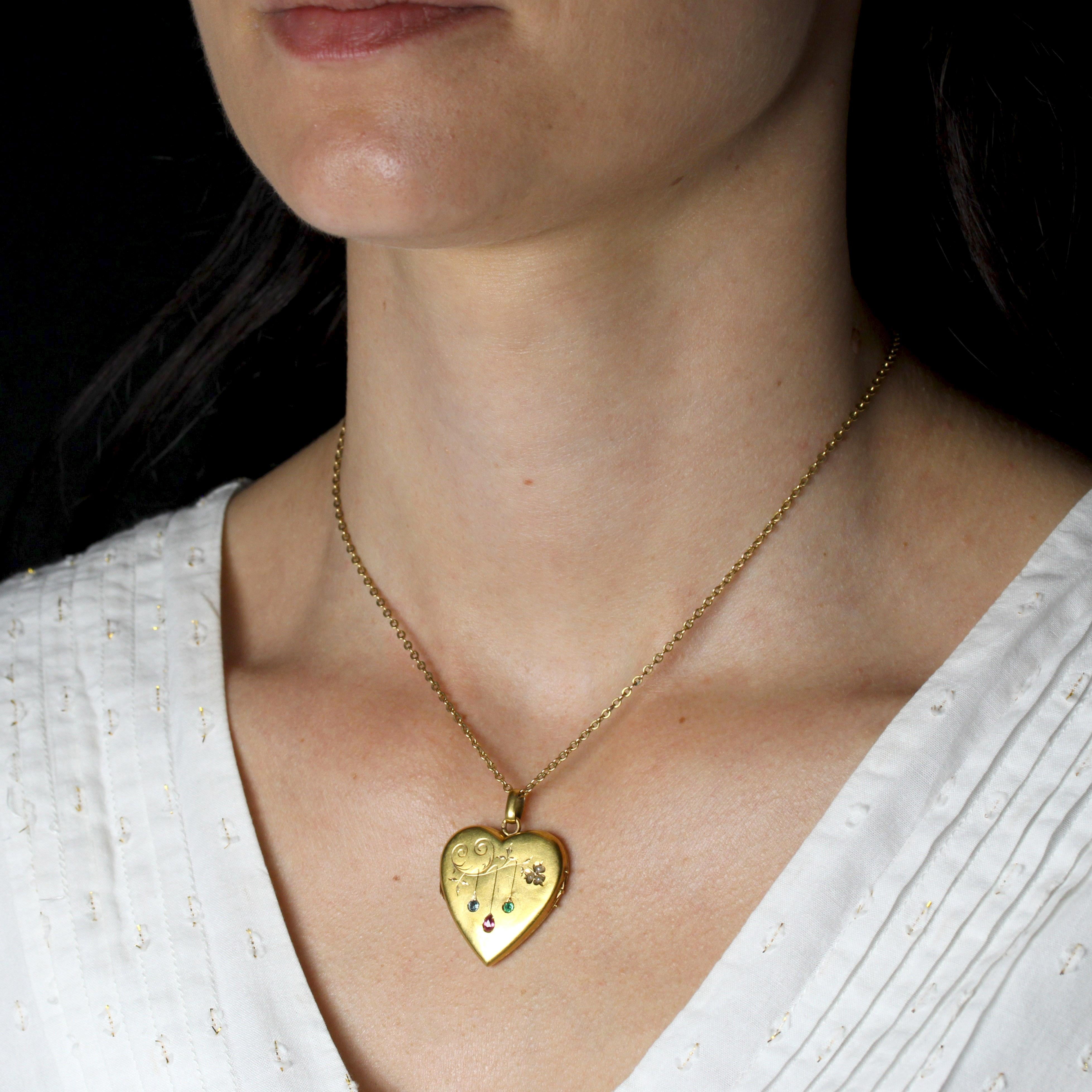 Pendentif coeur du 20ème siècle en or jaune 18K, rubis, émeraude, saphir et perle Pour femmes en vente