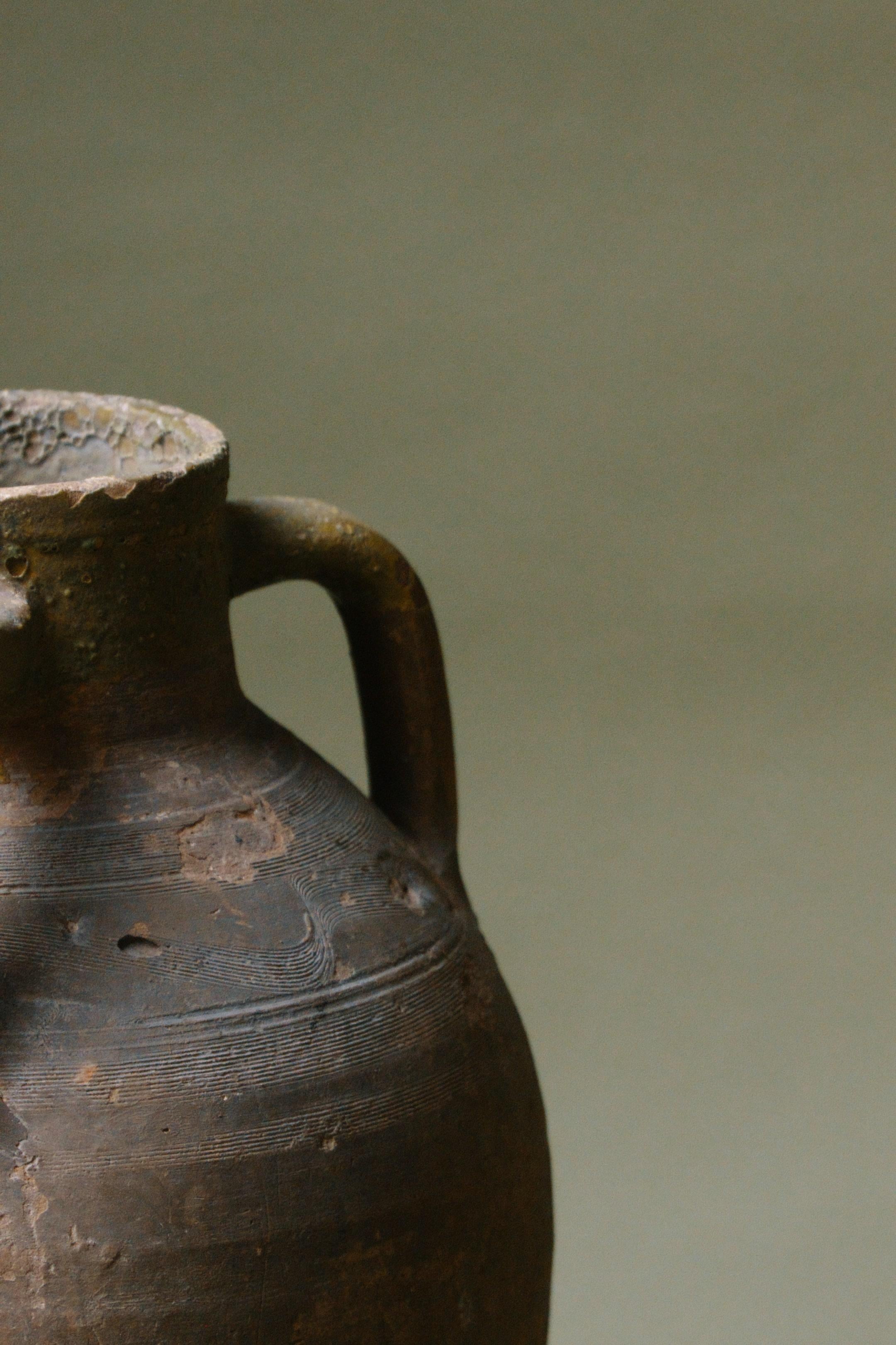 Rustico Vaso rustico anatolico a doppio manico in terracotta del XX secolo in vendita