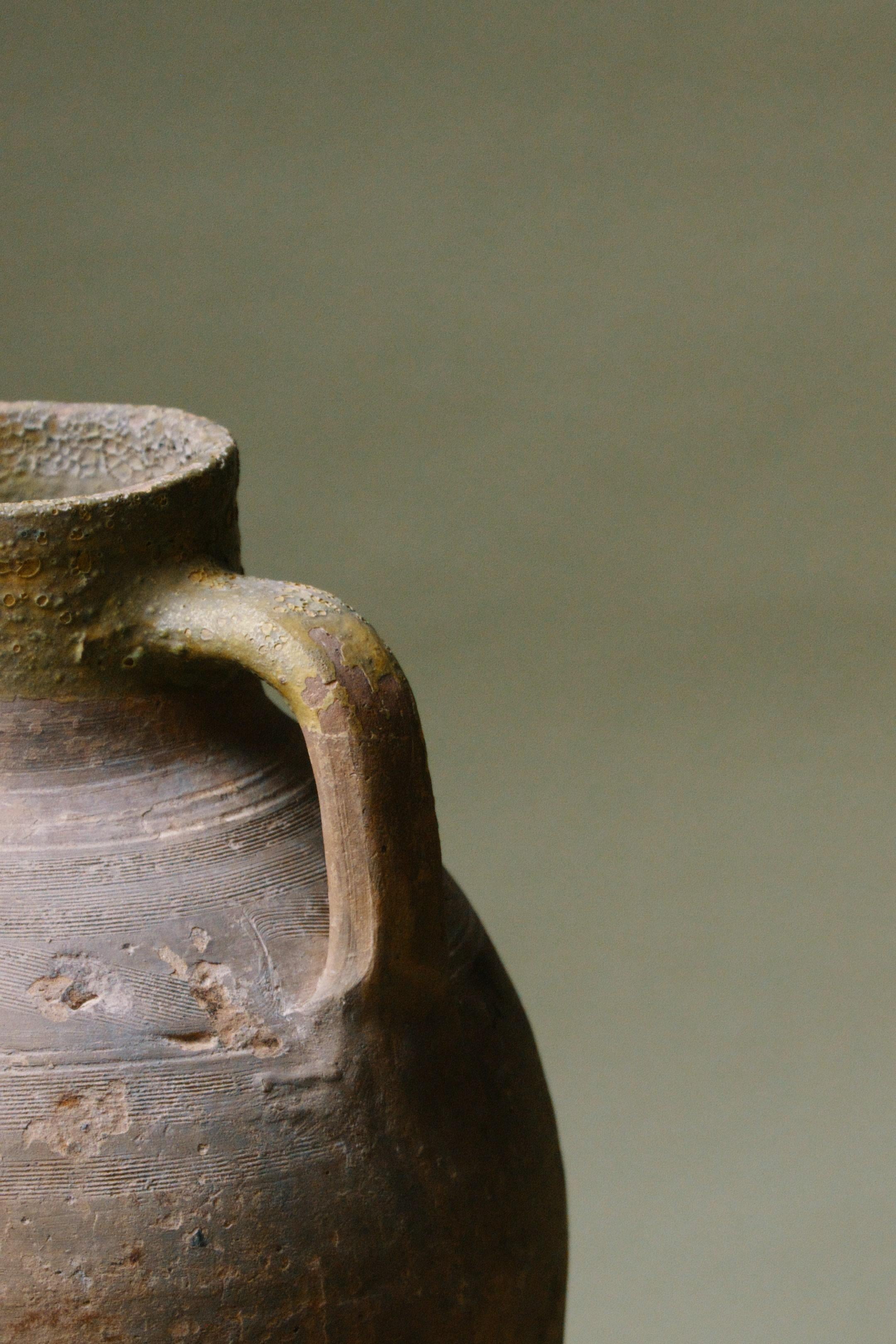 Turco Vaso rustico anatolico a doppio manico in terracotta del XX secolo in vendita