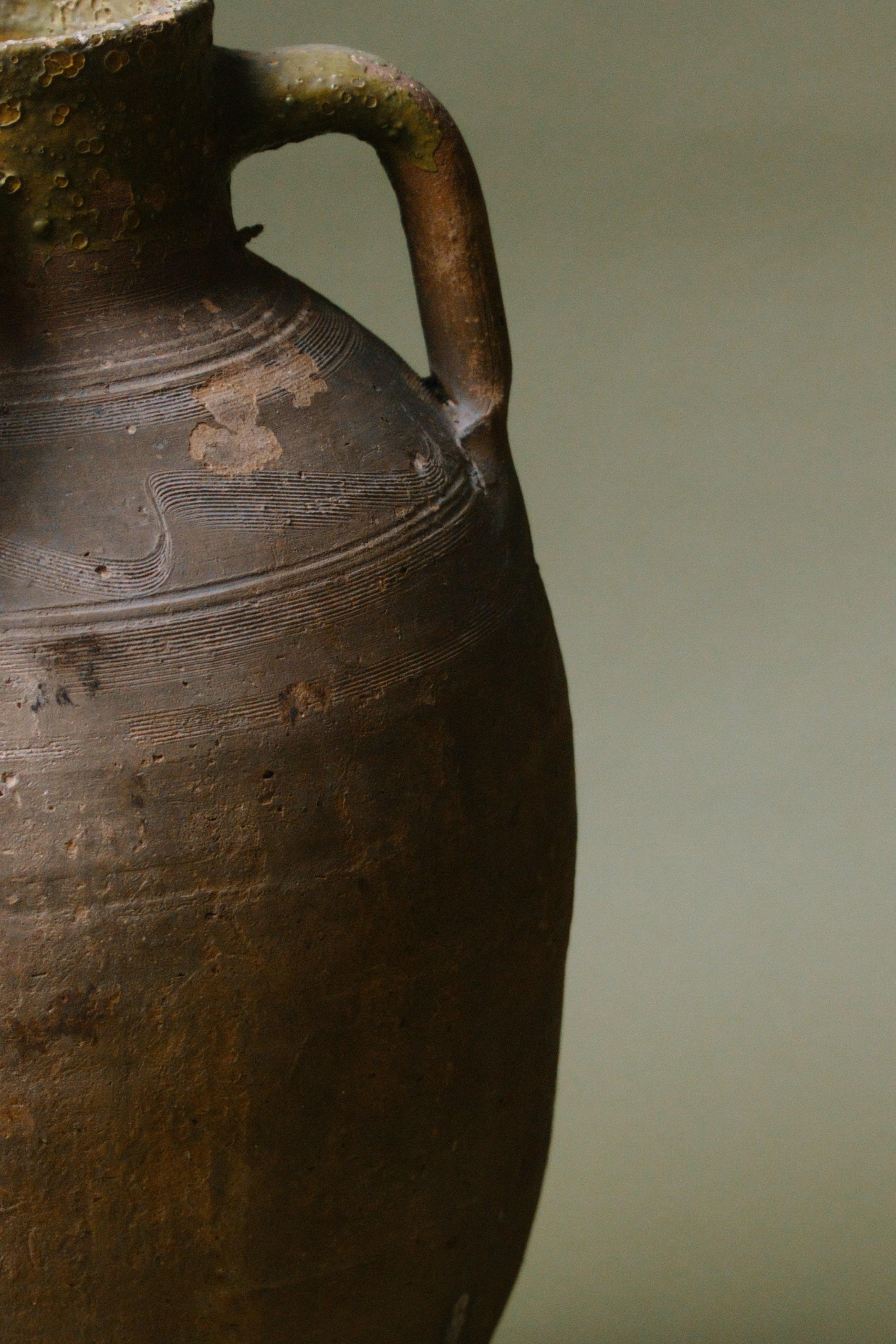 Smaltato Vaso rustico anatolico a doppio manico in terracotta del XX secolo in vendita