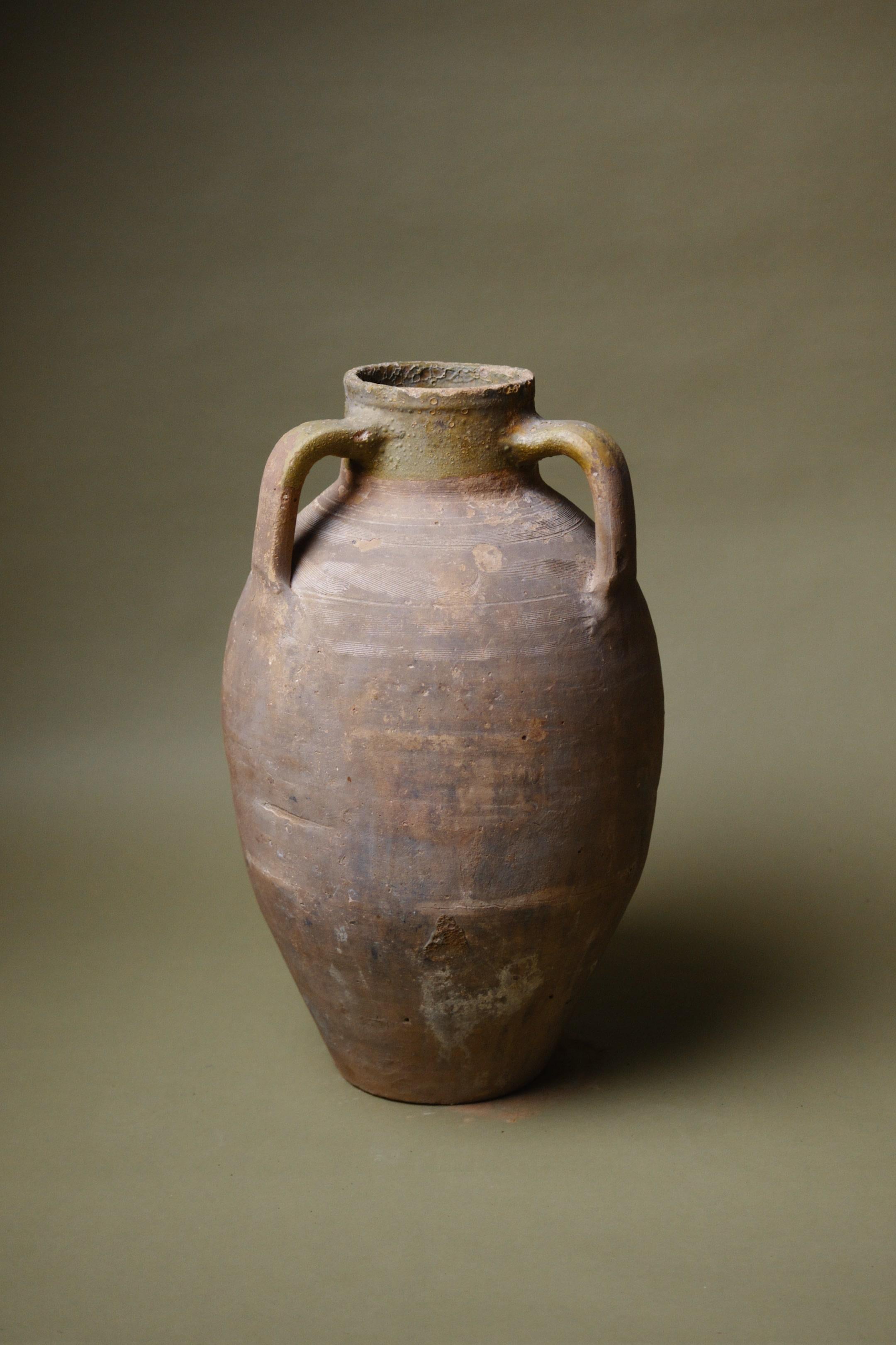 Vaso rustico anatolico a doppio manico in terracotta del XX secolo In condizioni buone in vendita a London, GB