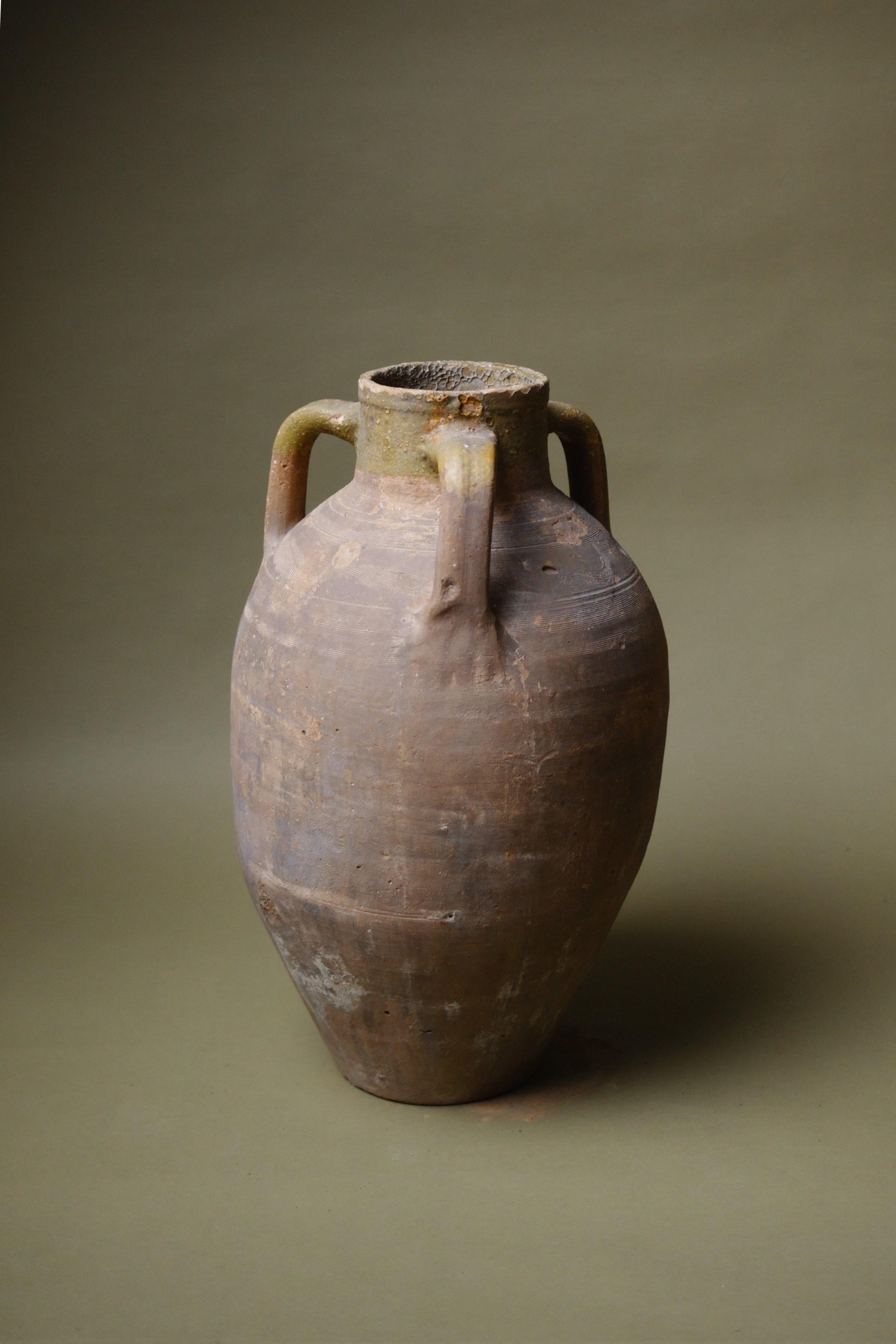 Metà XX secolo Vaso rustico anatolico a doppio manico in terracotta del XX secolo in vendita