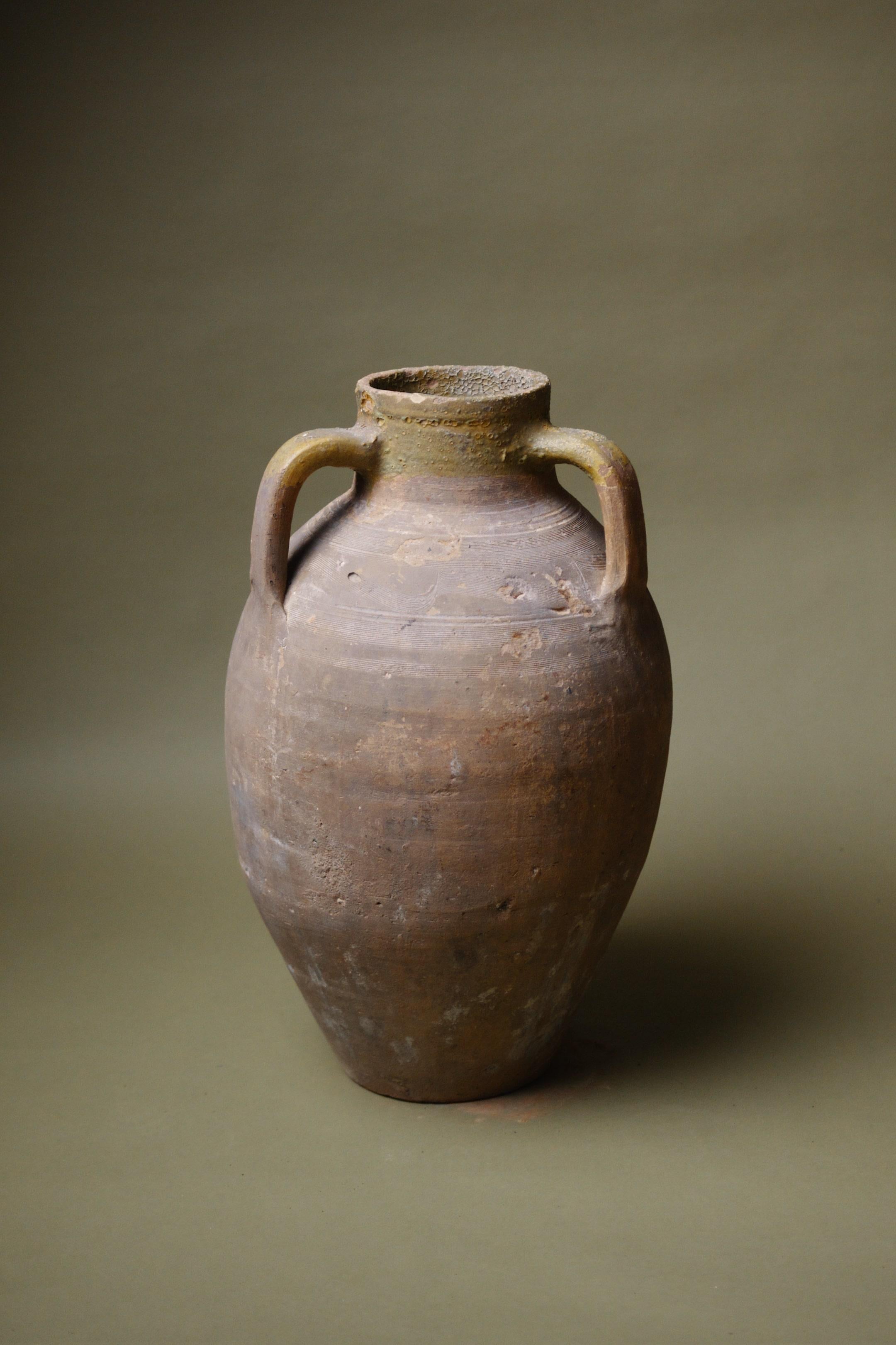 Argilla Vaso rustico anatolico a doppio manico in terracotta del XX secolo in vendita