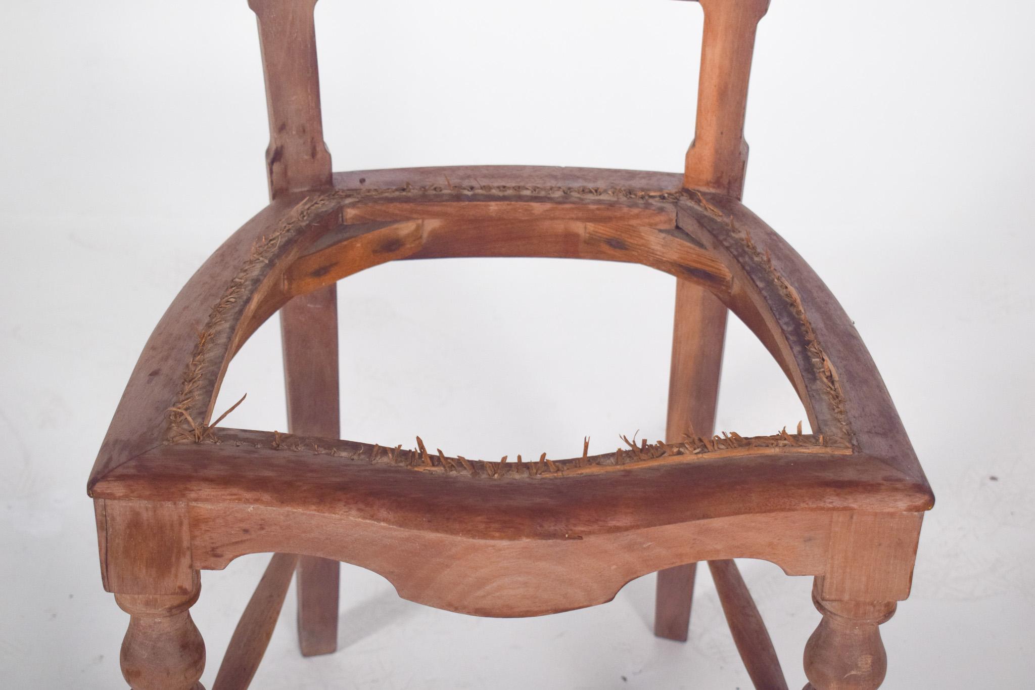 Bois Chaise ancienne rustique du 20e siècle sans assise en vente