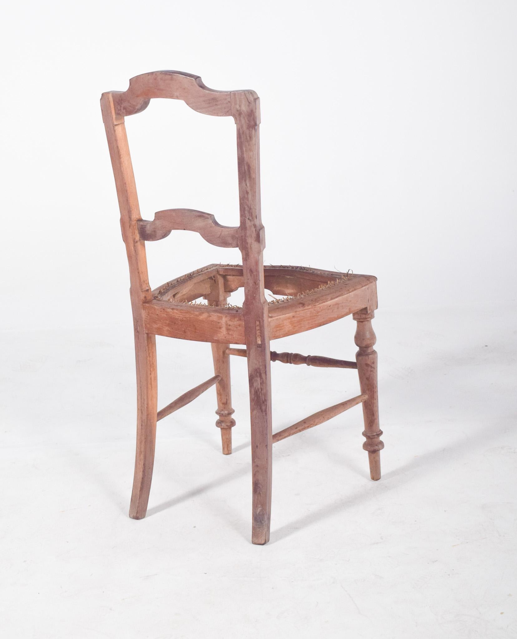 Chaise ancienne rustique du 20e siècle sans assise en vente 1