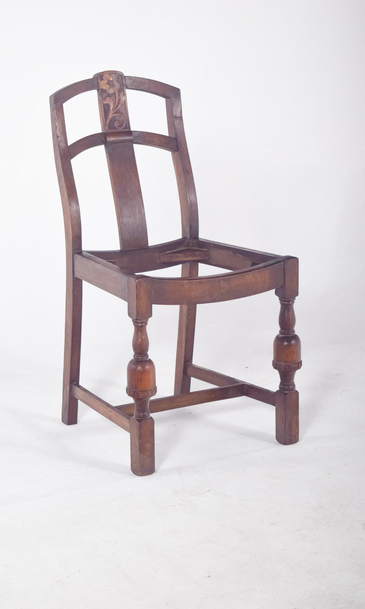 Sedia olandese senza seduta. Realizzato in legno massiccio, con una struttura robusta e un design classico, con uno schienale leggermente curvo per un maggiore comfort. Lo schienale è composto da traverse orizzontali, la cui parte superiore è