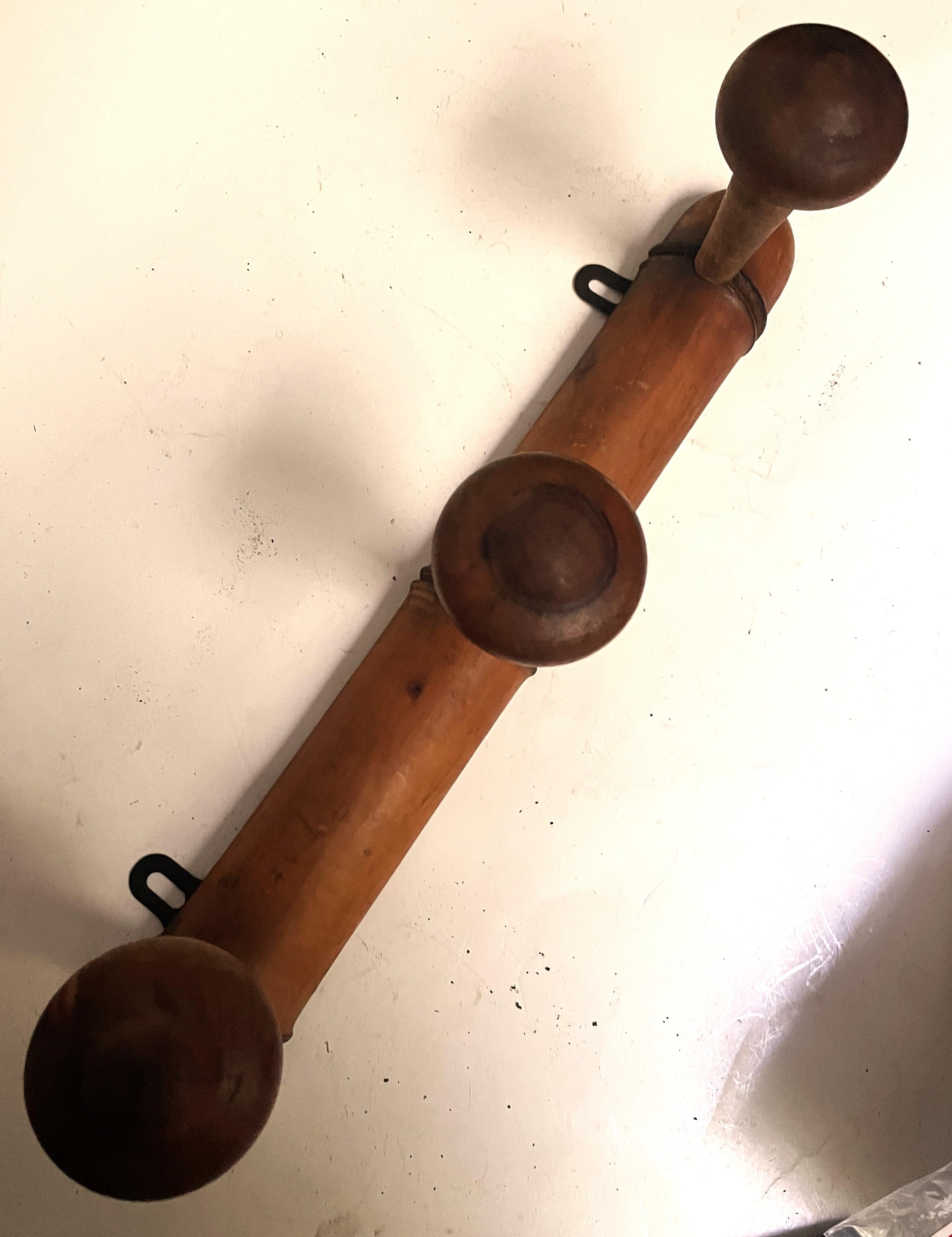Ecco un altro di questi fantastici ganci da parete in finto bambù francese per cappelli/cappotti/vestiti; ne ho altri di diverse dimensioni,  elencati. Questo ha tre ganci ed è lungo 15,5 pollici, il retro è alto 2 pollici e i pioli si estendono per