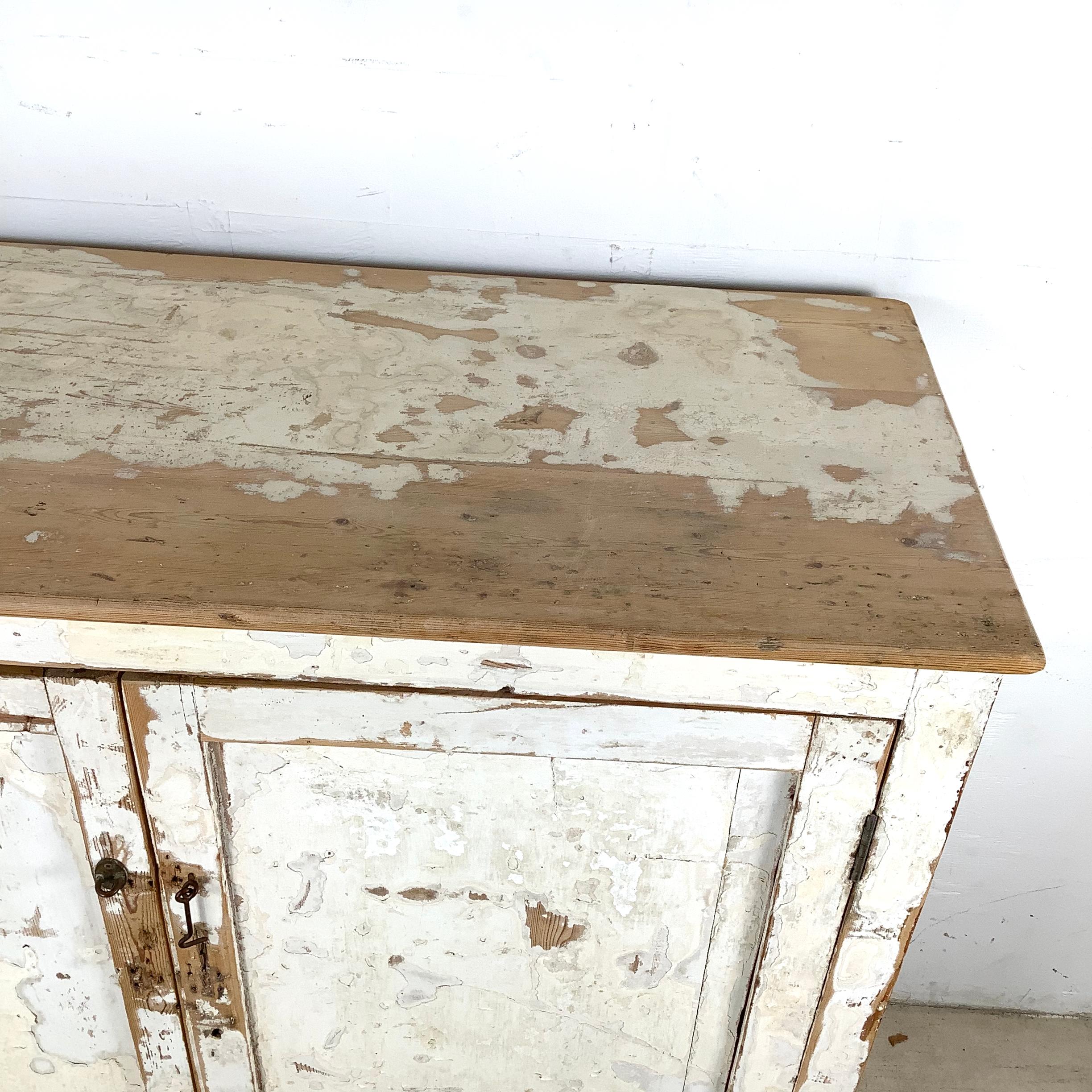 Rustikaler bemalter Schrank des 20. Jahrhunderts mit weißem Distressed Finish im Angebot 3