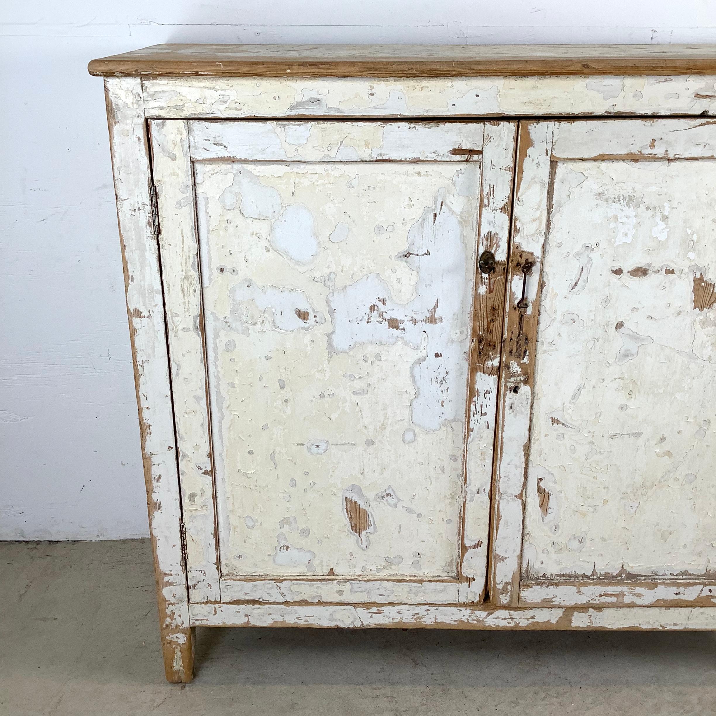 Rustikaler bemalter Schrank des 20. Jahrhunderts mit weißem Distressed Finish im Angebot 4