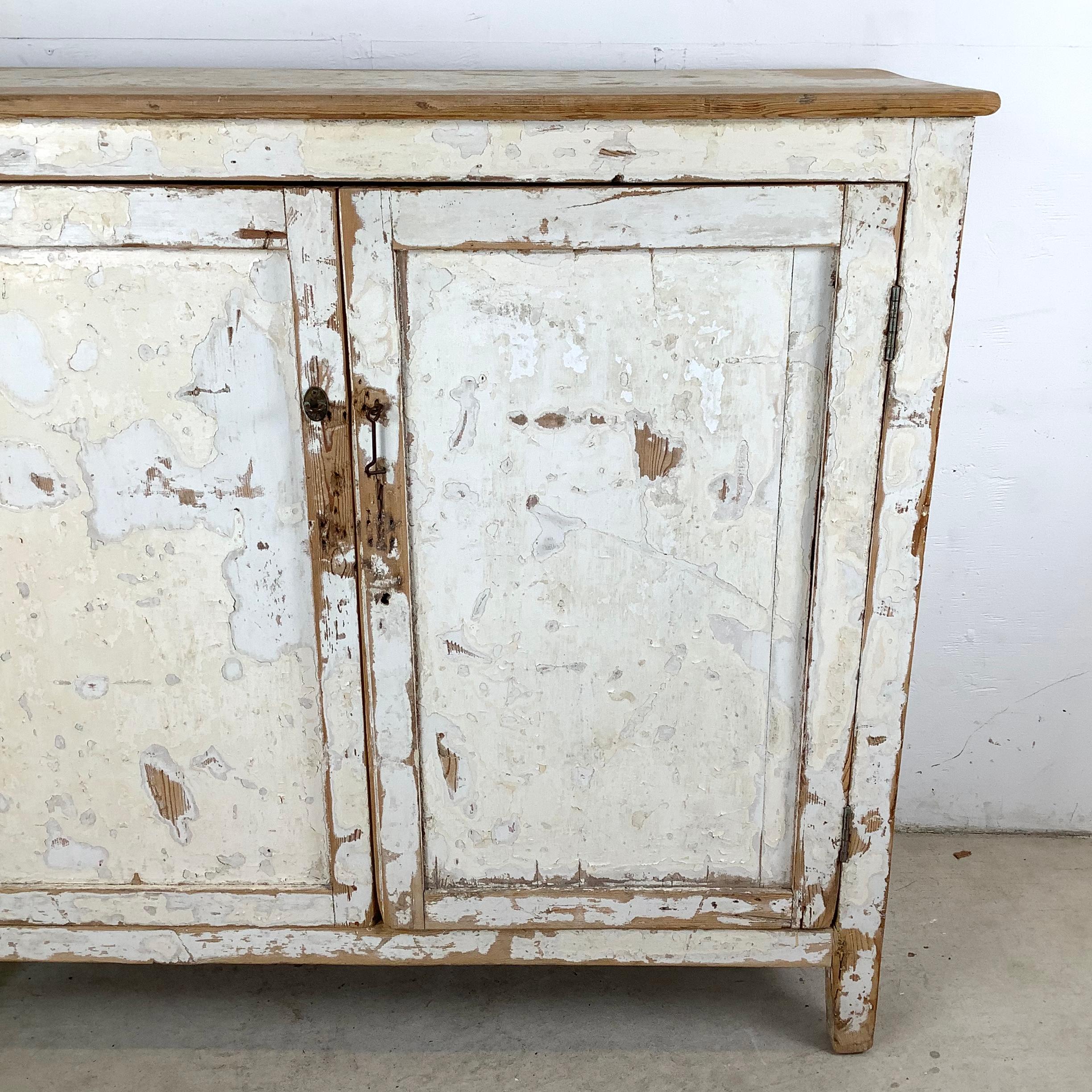 Rustikaler bemalter Schrank des 20. Jahrhunderts mit weißem Distressed Finish im Angebot 5