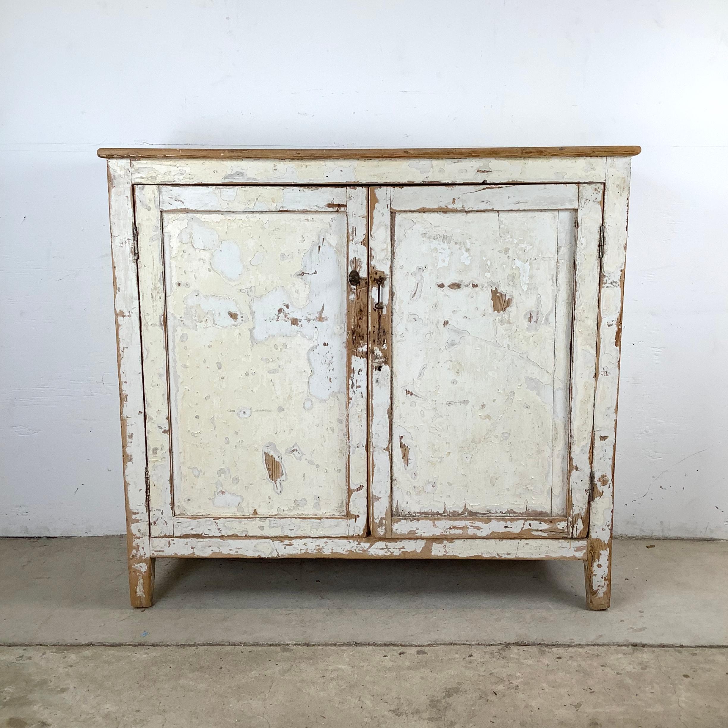 Rustikaler bemalter Schrank des 20. Jahrhunderts mit weißem Distressed Finish im Angebot 6