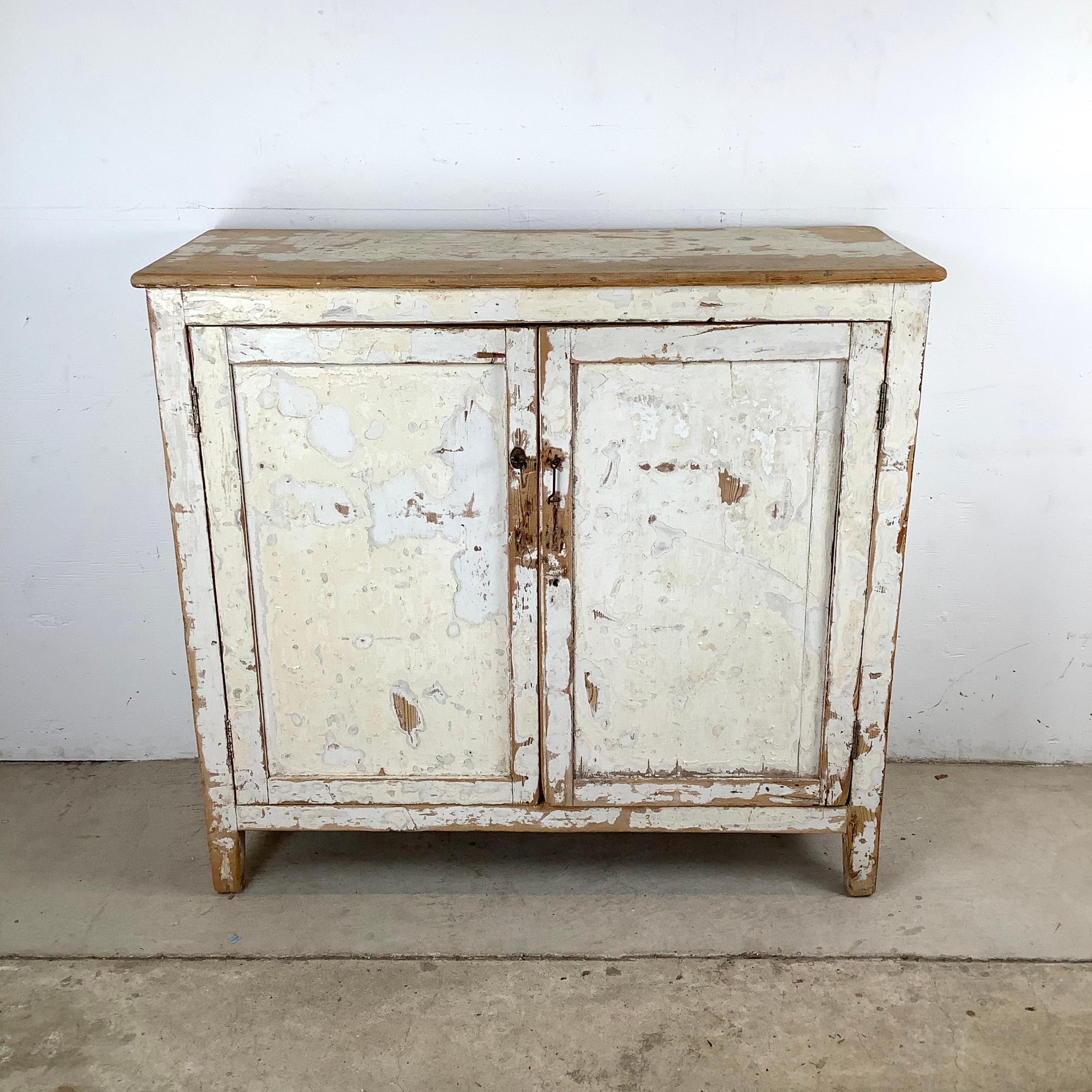 Dieser rustikale zweitürige Schrank aus dem 19. Jahrhundert verkörpert den dauerhaften Charme von Landhausmöbeln. Mit einer Breite von 51