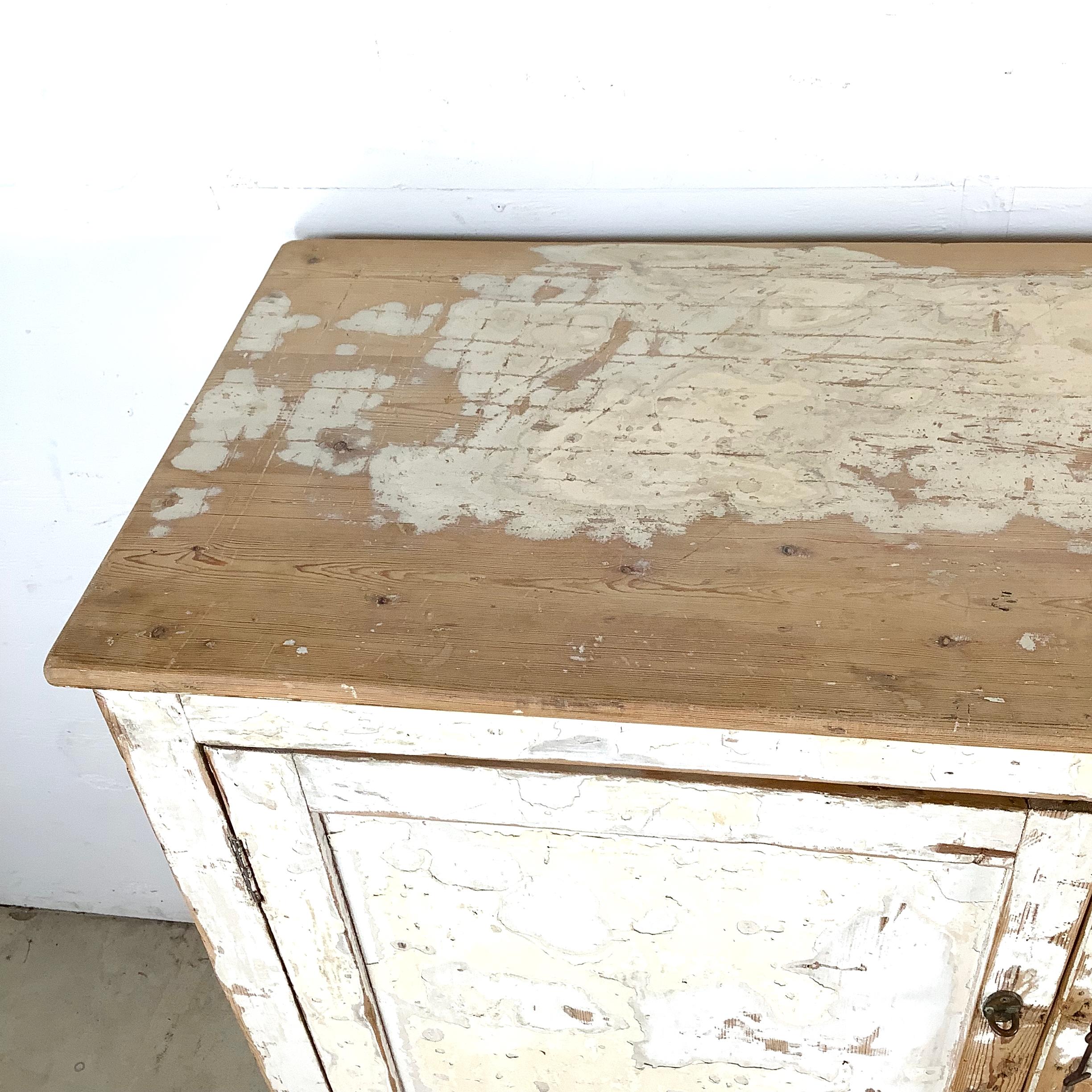 Rustikaler bemalter Schrank des 20. Jahrhunderts mit weißem Distressed Finish (Gustavianisch) im Angebot