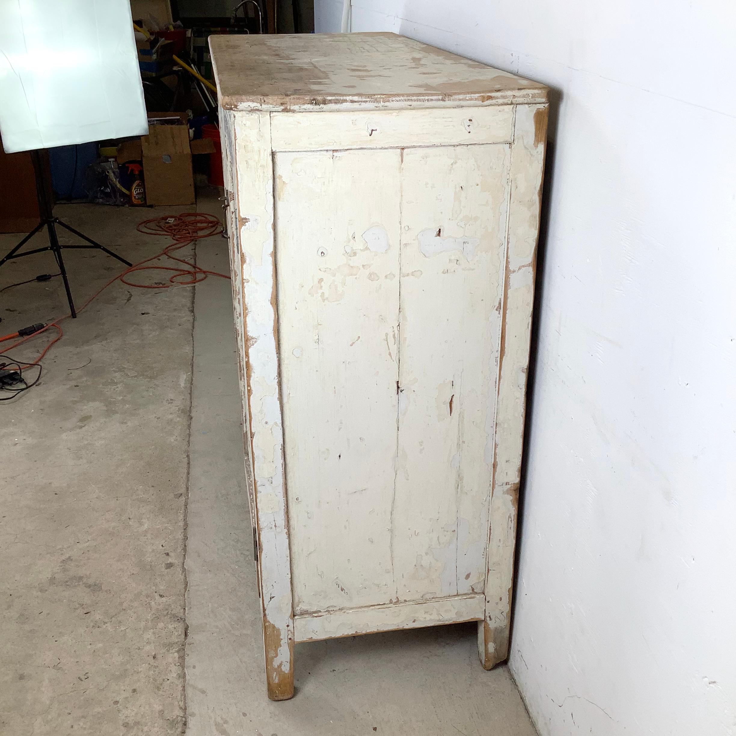 Rustikaler bemalter Schrank des 20. Jahrhunderts mit weißem Distressed Finish (Unbekannt) im Angebot