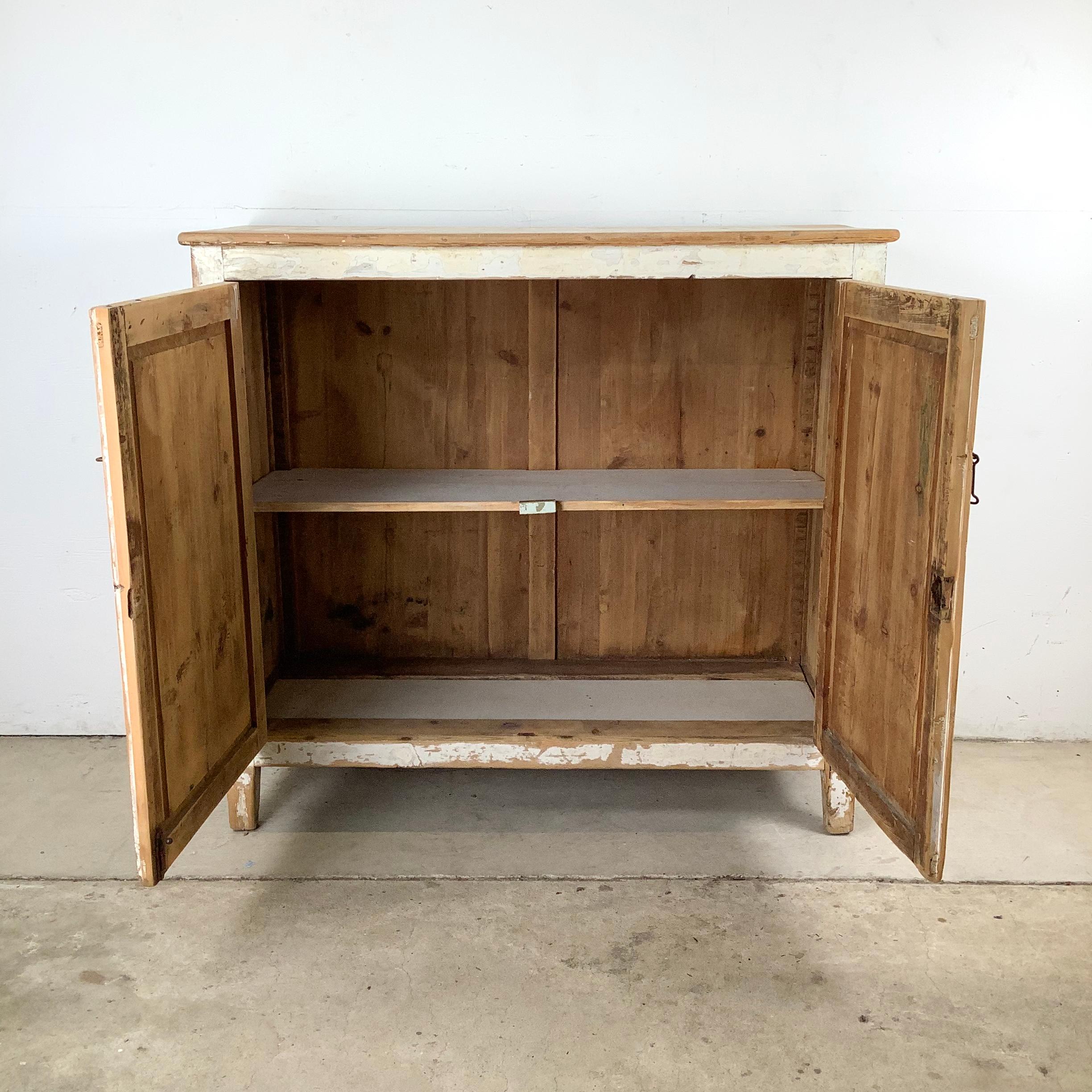 Rustikaler bemalter Schrank des 20. Jahrhunderts mit weißem Distressed Finish (Sonstiges) im Angebot